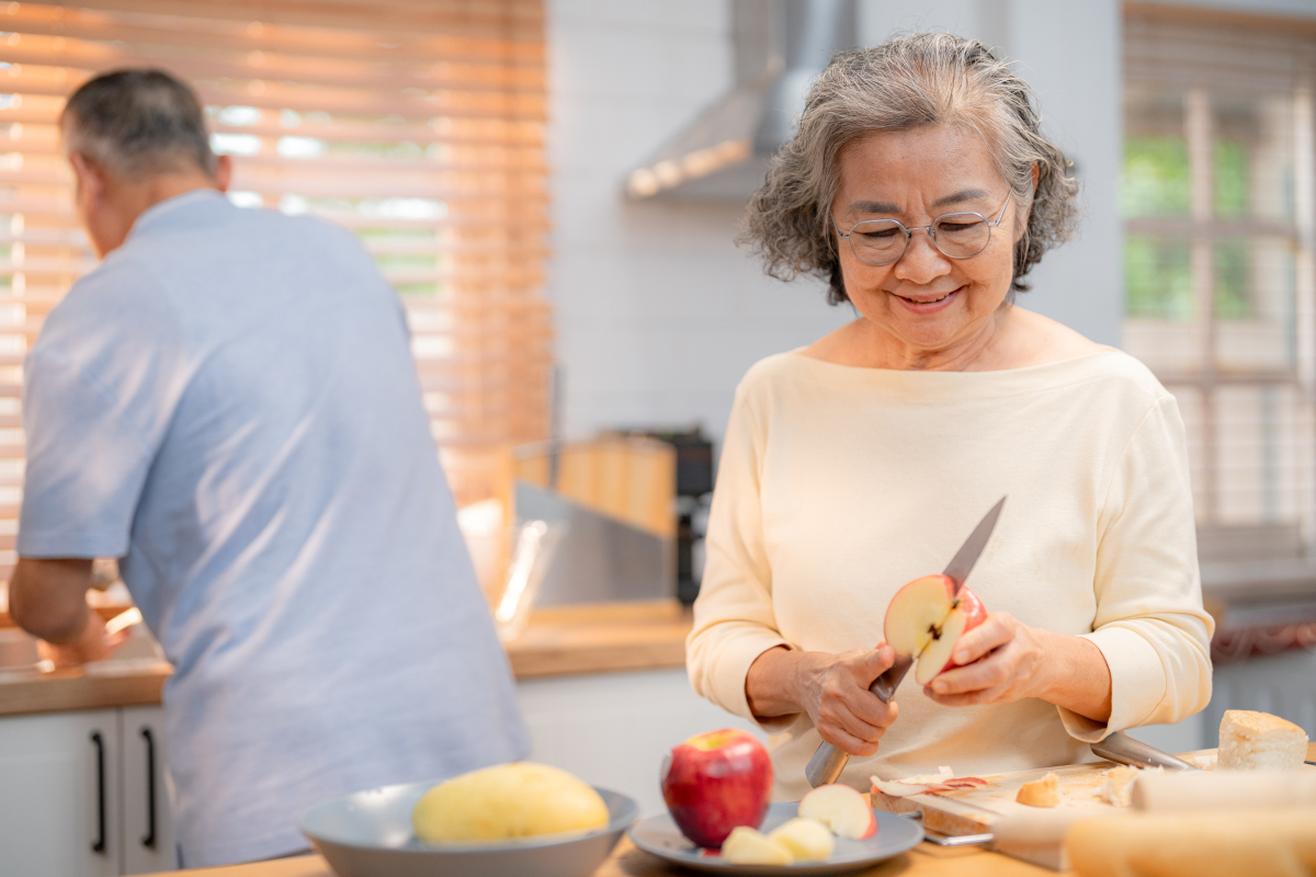 温馨厨房：老婆婆与孩子谈心
