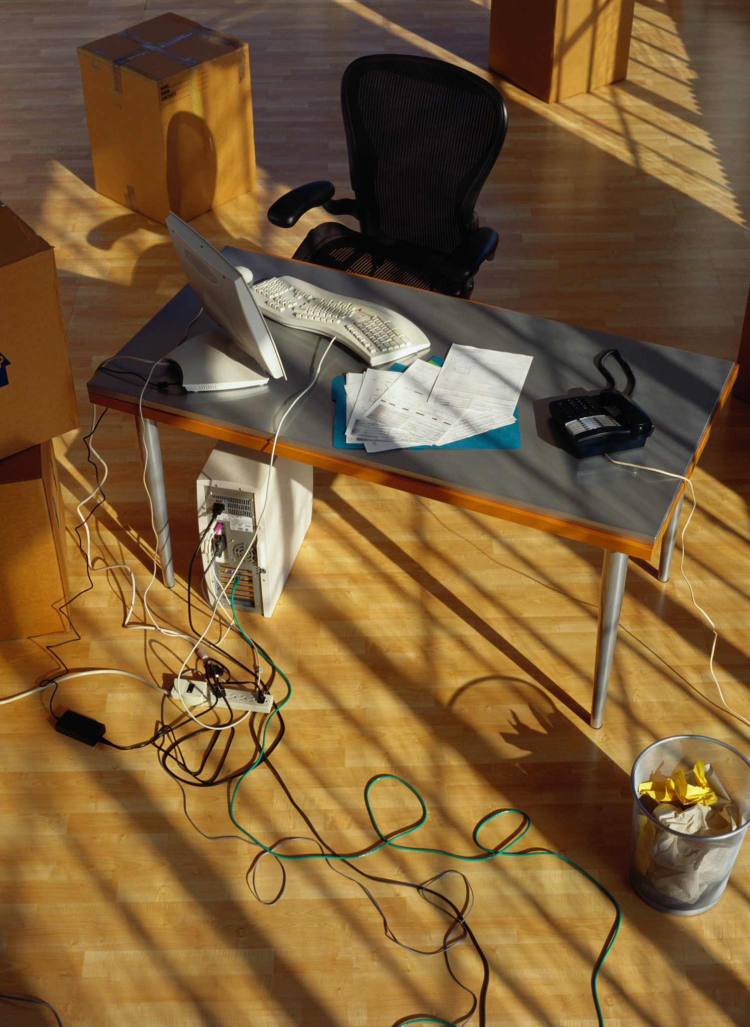 用逆向思维说明绳子不能贴着桌边落地