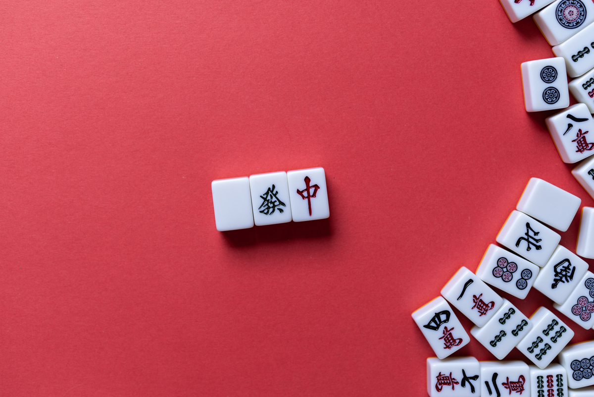 我想跟你玩麻将游戏。请你模拟给我随机发14张牌