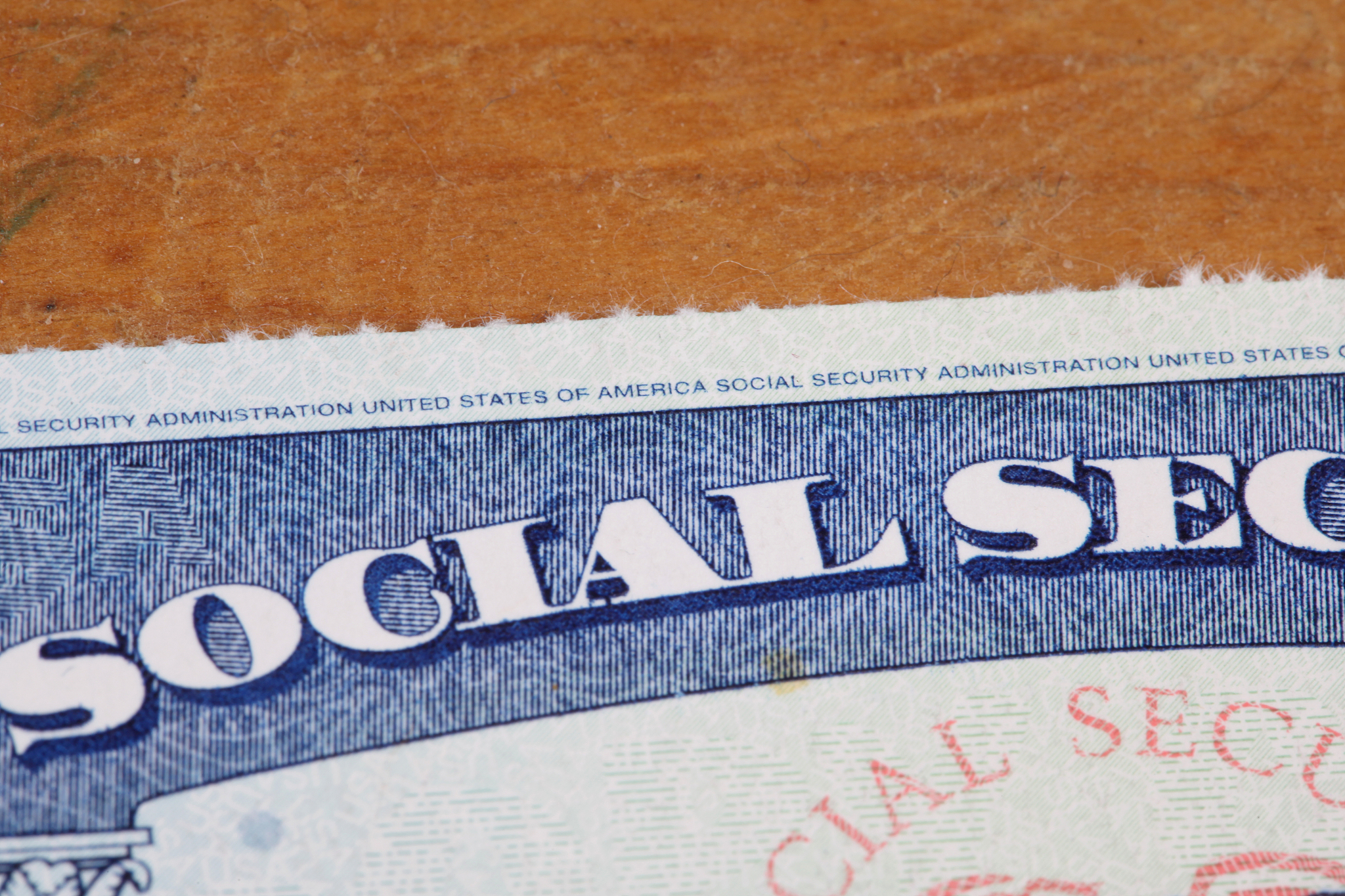 试比较社会保险税与社会保险费的筹资形式