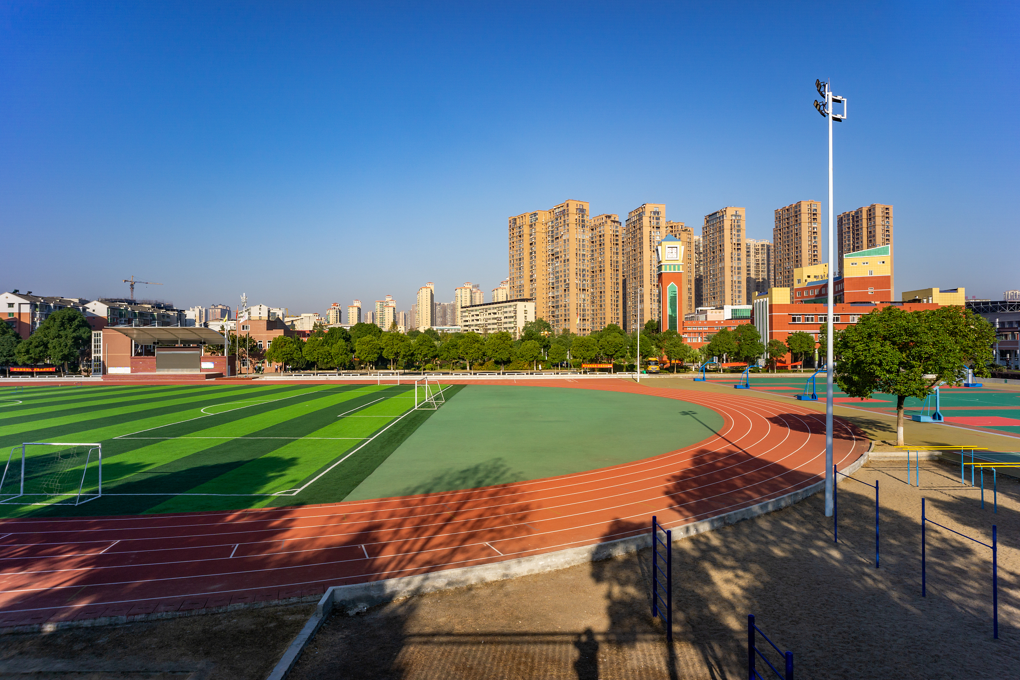 学校操场 现代商业区 蓝天白云