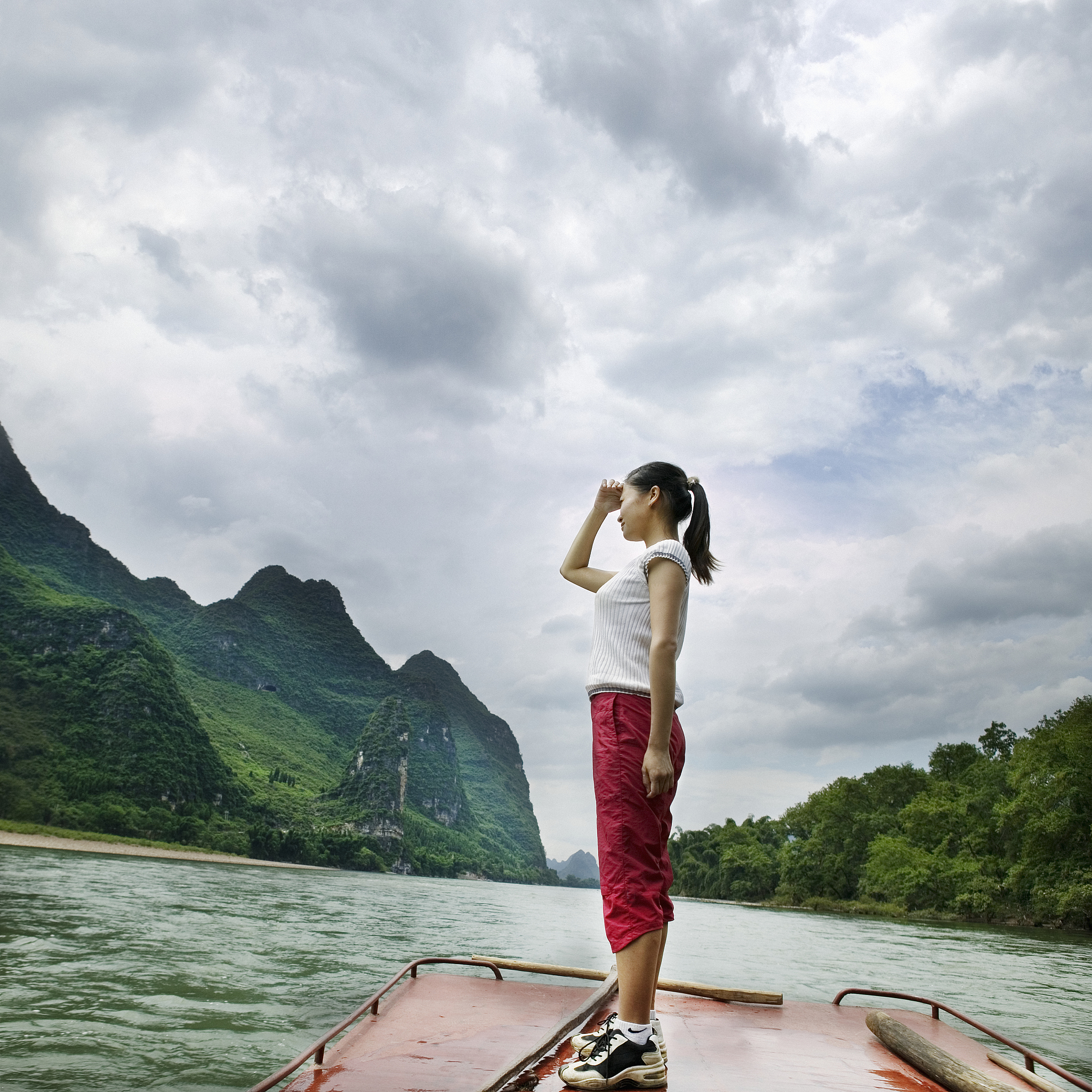 我年轻时走南闯北去过不少地方见过异国他乡的风景也爱不少人。以此扩写一篇2000字文章