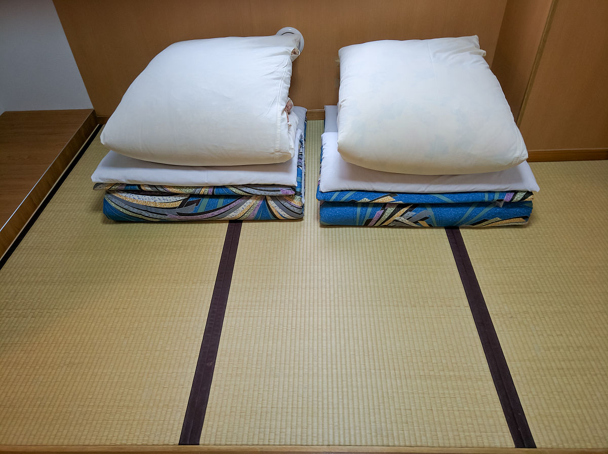 日本东京,榻榻米上的床上用品.