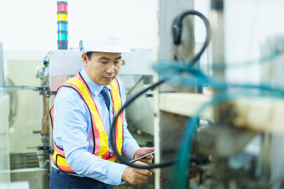 李友烽、古恭文、邝正豪、吴兴承利用休息时间进场完成B8367双发引气管路检查工卡写一篇100字宣传报道