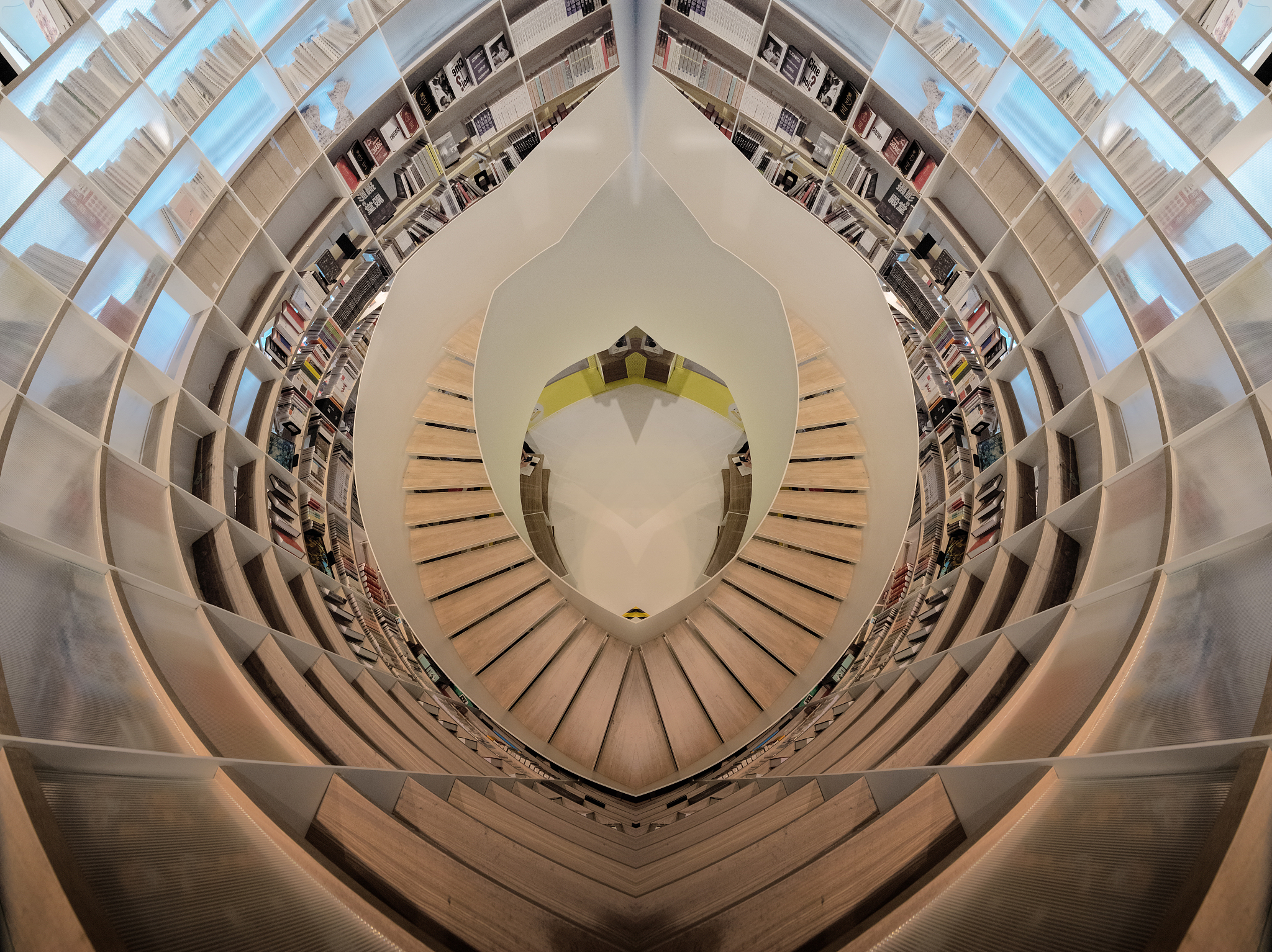 描述一下浦东美术馆顶楼的餐厅