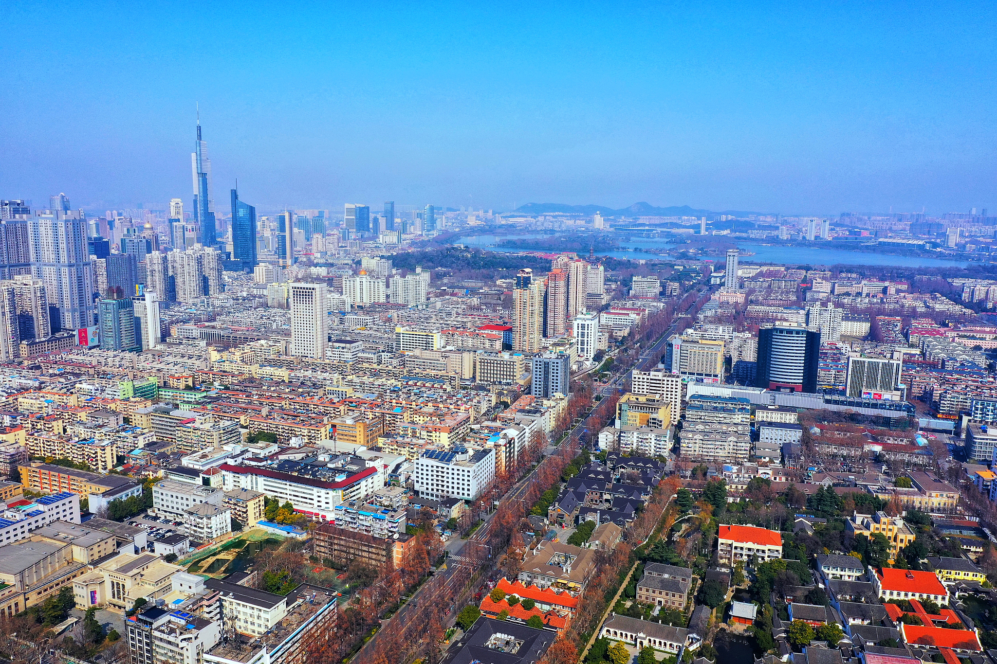 中国近代史是中国历史的重要组成部分它包含了从1840年鸦片战争开始到1949年中华人民共和国成立为止的一段时期。在这个时期里中国经历了许多社会政治变革和外部干涉这些事件深刻地影响了中国社会和人民的文化、思想和行为。中国近代史可以分为几个重要时期：鸦片战争和不平等条约时期、洋务运动和戊戌变法时期、辛亥革命和五四运动时期、北伐战争和抗日战争时期、解放战争和新中国成立时期。这些时期都有其独特的特点和影响