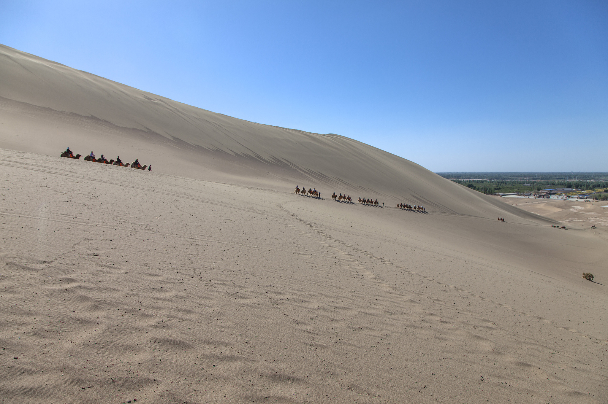 鸣沙山：敦煌壮丽沙漠景观，体验沙鸣奇观