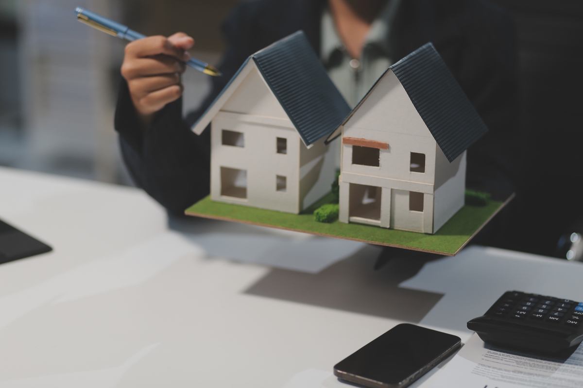 写一篇关于房产中介的短视频开头文案