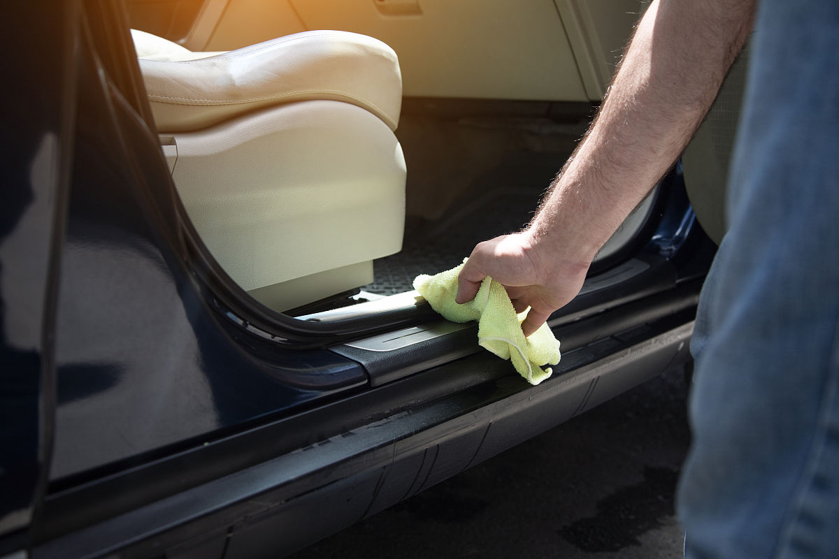 今天我的最后一辆车就要修好了我得把这里的烂摊子收拾干净然后我就该做完了