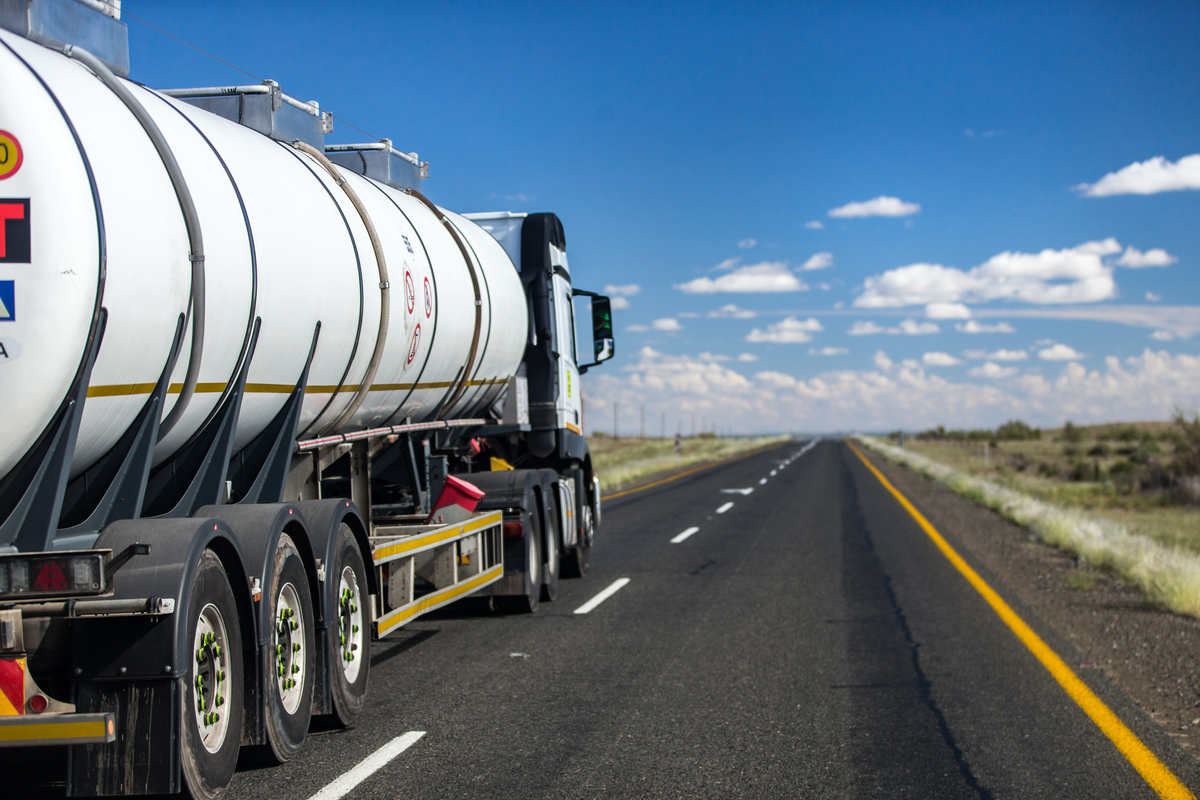 水罐车运输安全环保保障方案 - 保护水资源，保障安全