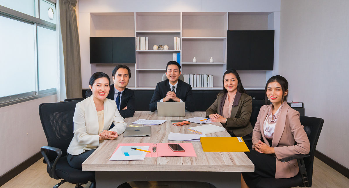 假定你是办公室秘书梁丽根据下列内容拟一封英语邮件。 内容： 1本部门定于下周五 6月25日 下午2点在一楼会议 室举办部门团建活动； 2本次团建活动的目的是提供一个本部门中外员工之 间相互了解、 相互沟通的机会 并增进外籍员工对中国 文化的了解； 3本次团建活动主要内容包括学习编织中国结、 学习 剪纸等； 4希望各位员工安排好工作参加团建活动。