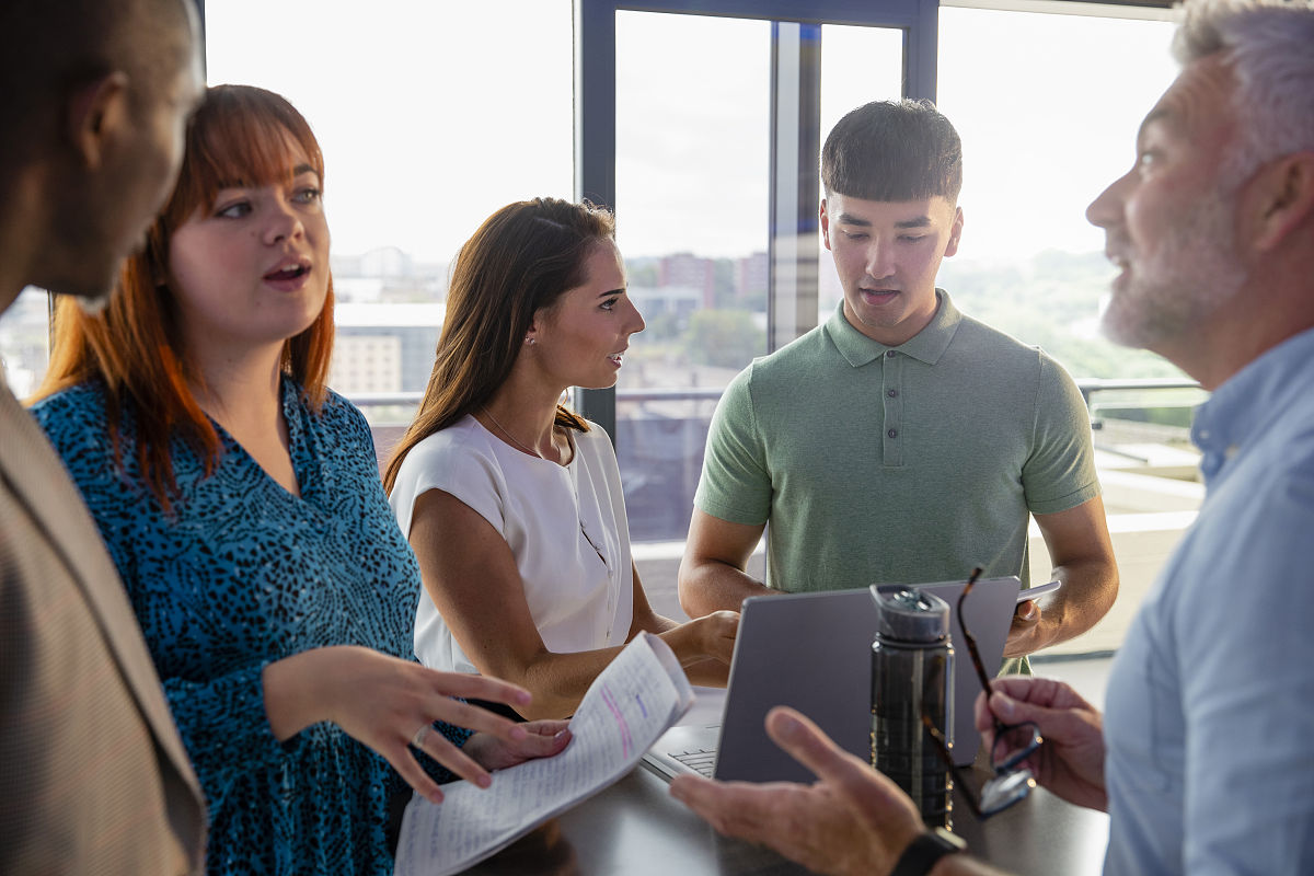 假定你是李华在互联网上看到英国高中生David发布的一则启事：希望结识一位中国朋友以便学习中国的语言及文化。请你用英文给David发一则电子邮件主要内容包括：1你怎样得知David的愿望；2你愿意成为他的朋友；你打算如何帮助他。词数60左右