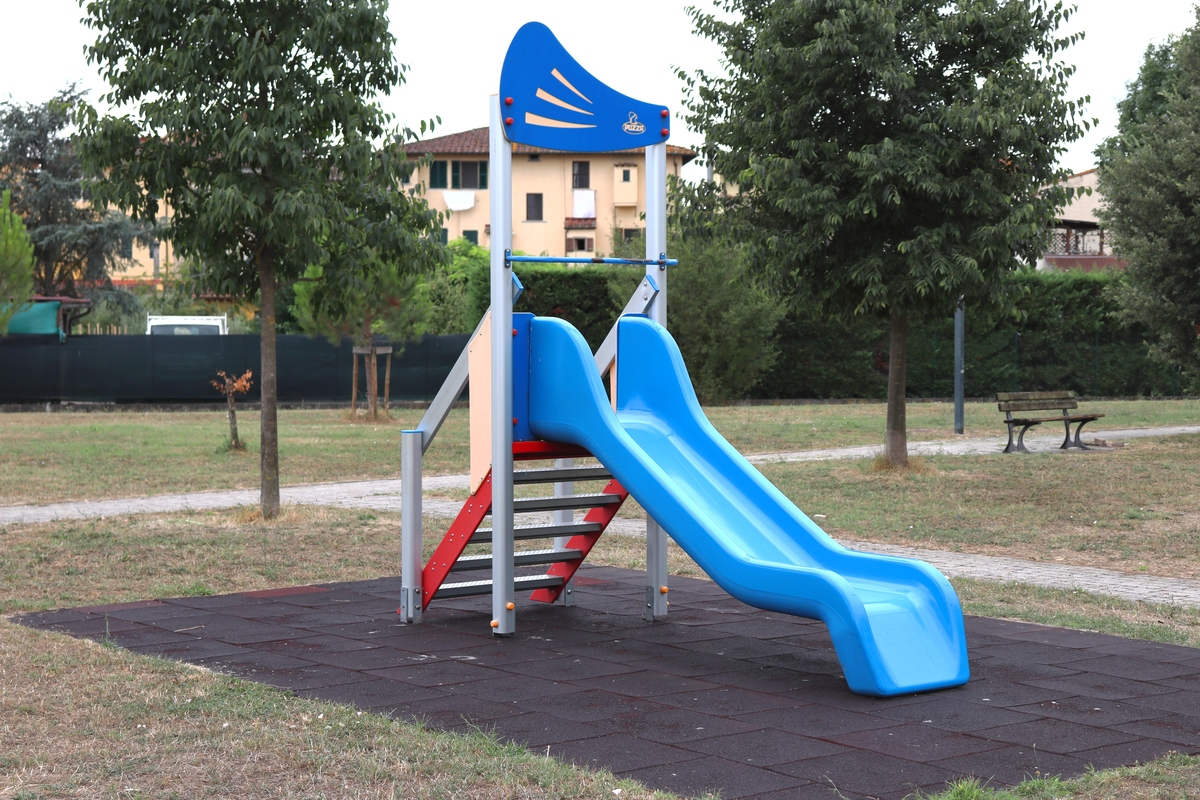 以滑梯为主题写一篇800字文章