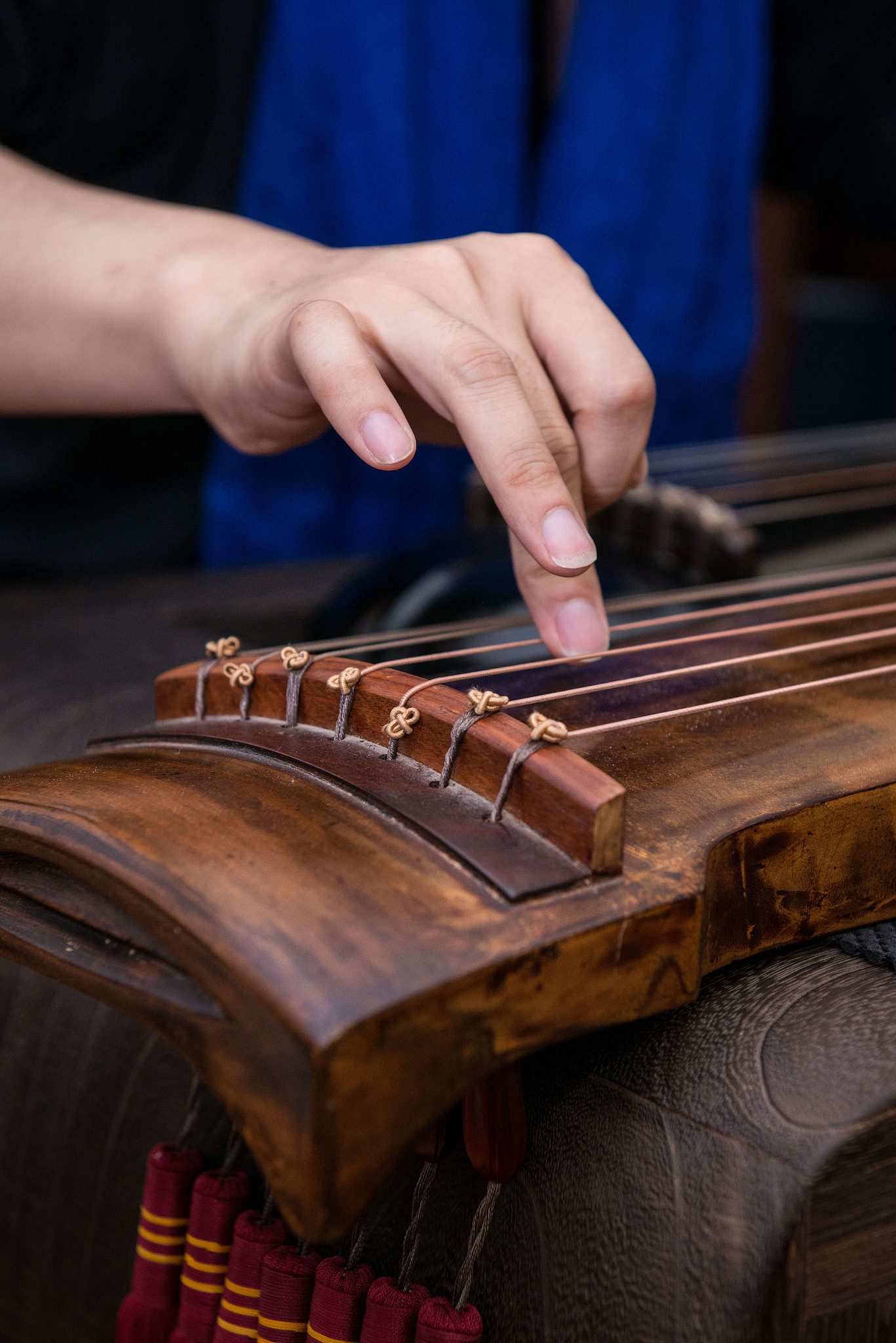 琴师啊琴师！你可知欺君乃是死罪臣知 。那你为何只用木琴不用桐木琴？桐木琴是她给我的此生只为她抚桐木琴。你就不怕朕杀你？臣的命就是她一碗粥就回来的不值钱。她是谁？她只是你三千佳丽中的一个却是我此生走不完的诗句。根据以上对话编写一个爱情故事要求2000字