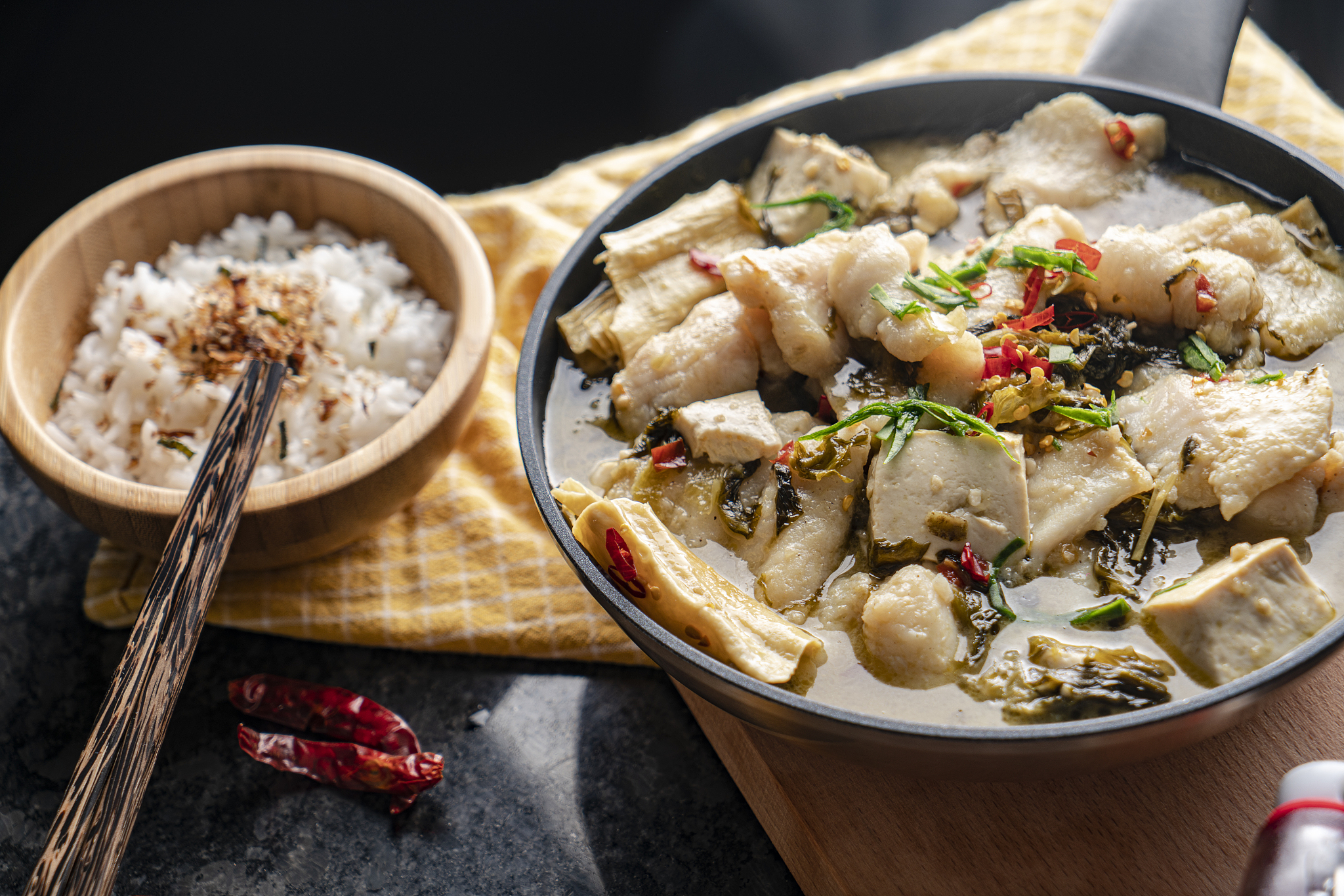 请把以下文字转换成广告叫卖音频。谭小米酸菜鱼五一特惠啦欢迎进店品尝