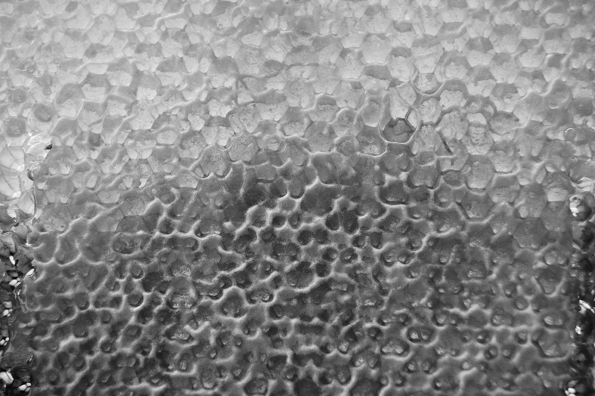 请将以下文字改写通顺更有逻辑：雷尼镍是一种由带有多孔结构的镍铝合金的细小晶粒组成的固态异相催化剂