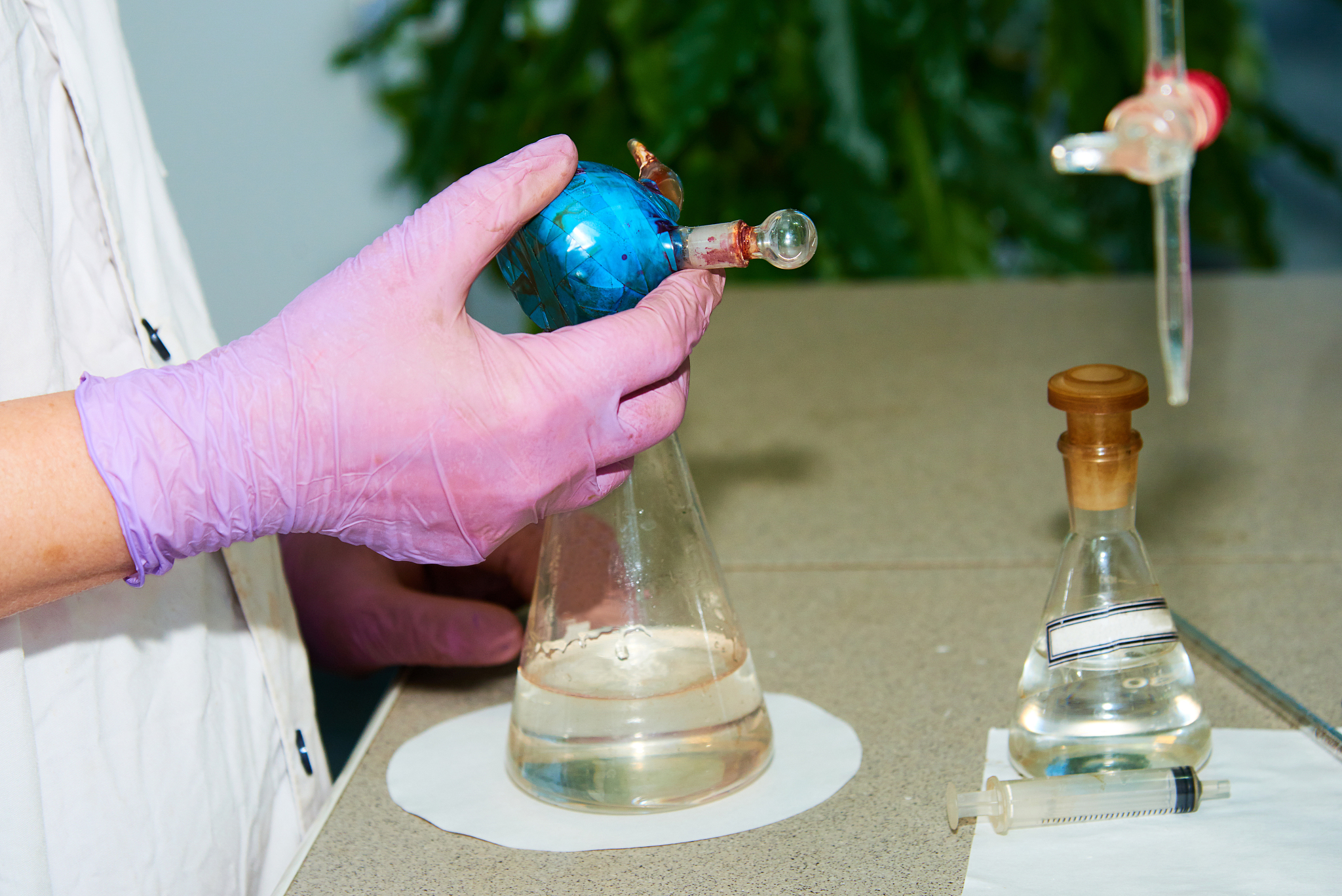 一斤棉花一斤铁同时掉到水里先救谁