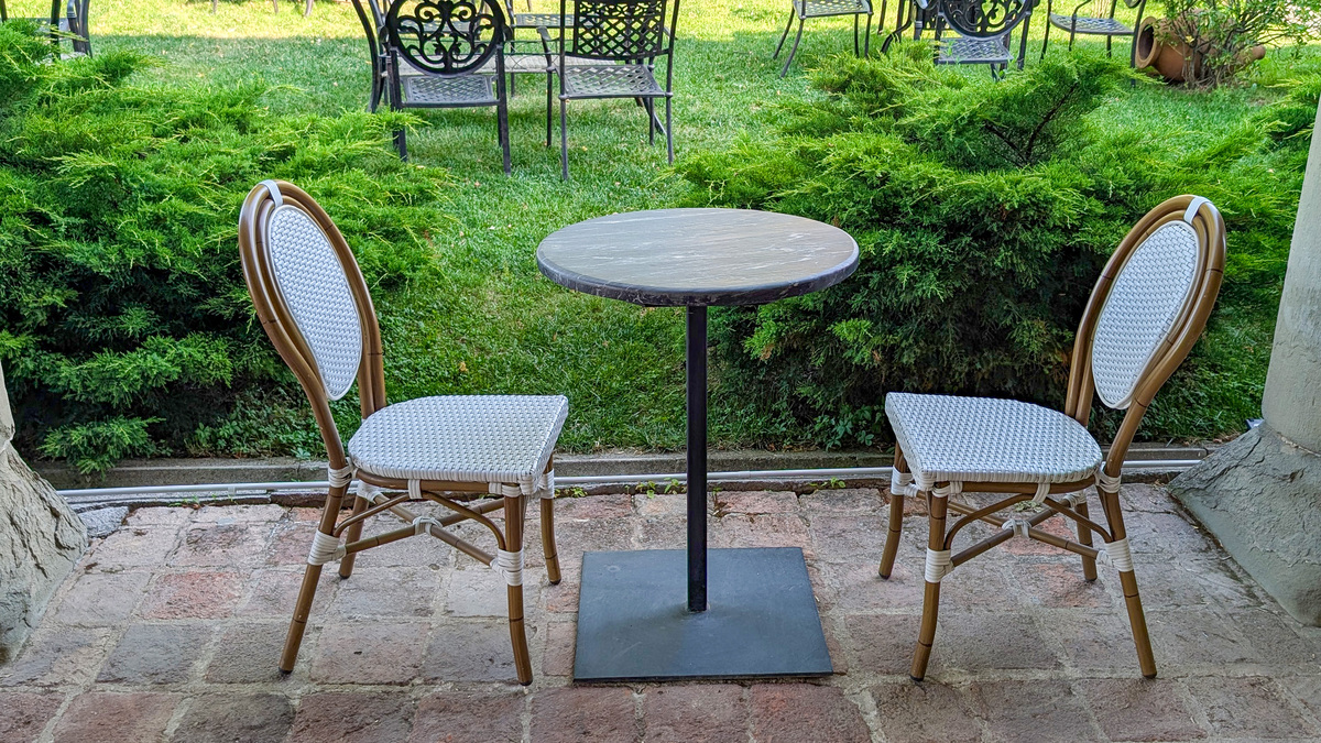 家里配套可自由伸缩的户外桌子颜值爆表实用性强可自由控制长度随意变化让户外生活更便捷好友聚会更舒适放松选用的是陶瓷木纹色的面板防水耐用耐刮抗躁易打理它高级灰很耐看兼顾美观和使用价值并存入手它太实用啦的悠闲舒适庭院文案大全