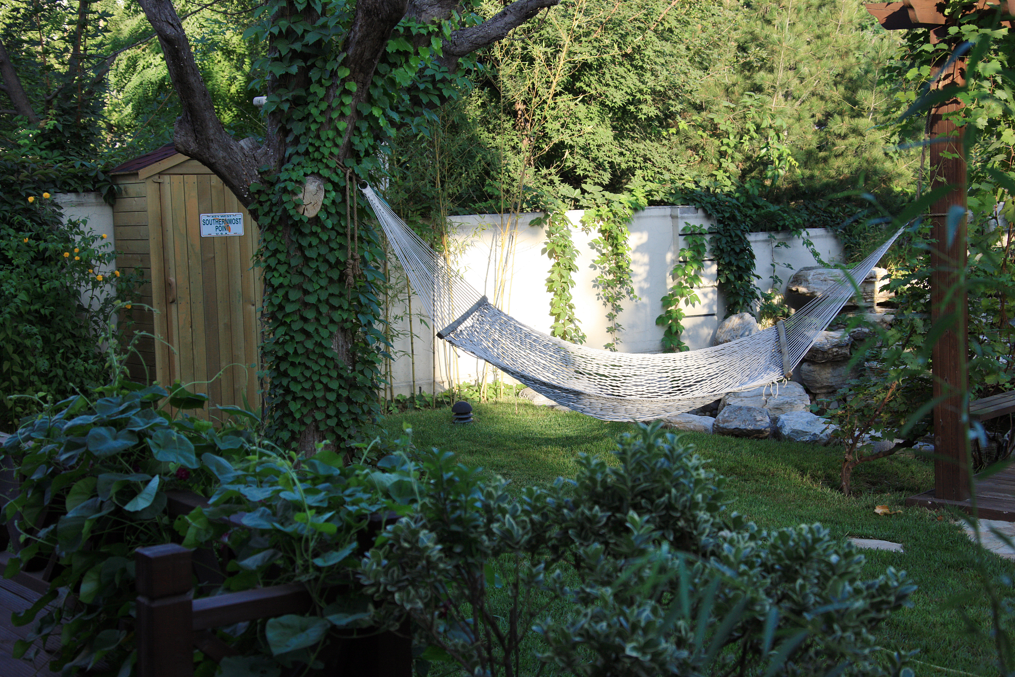 你了解上海四叶草堂的社区花园吗？我想请你做一组问卷和社区花园建成相关的社会资本调研紧密结合聚焦在问出来【营造过程】【维护管理过程】的【社会资本】运转问卷对象主要是社区花园的营造者和参与者而不是小区的所有住户