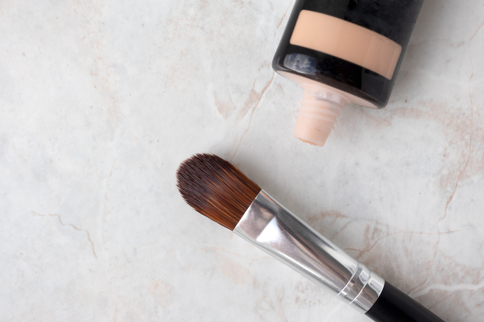 ✨ 唤醒你的底妆魔法！告别卡粉，魔法粉底刷评测 ✨