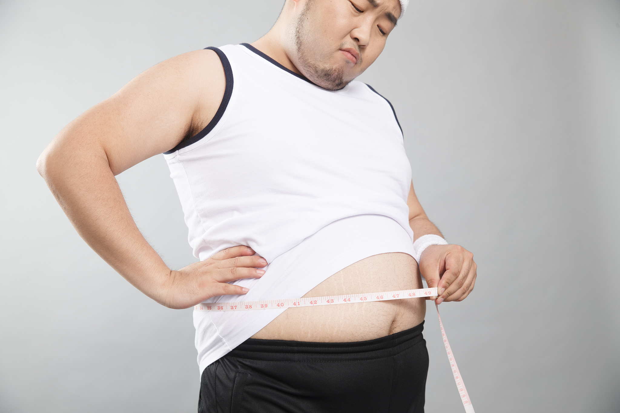 肥胖的青年男人称体重