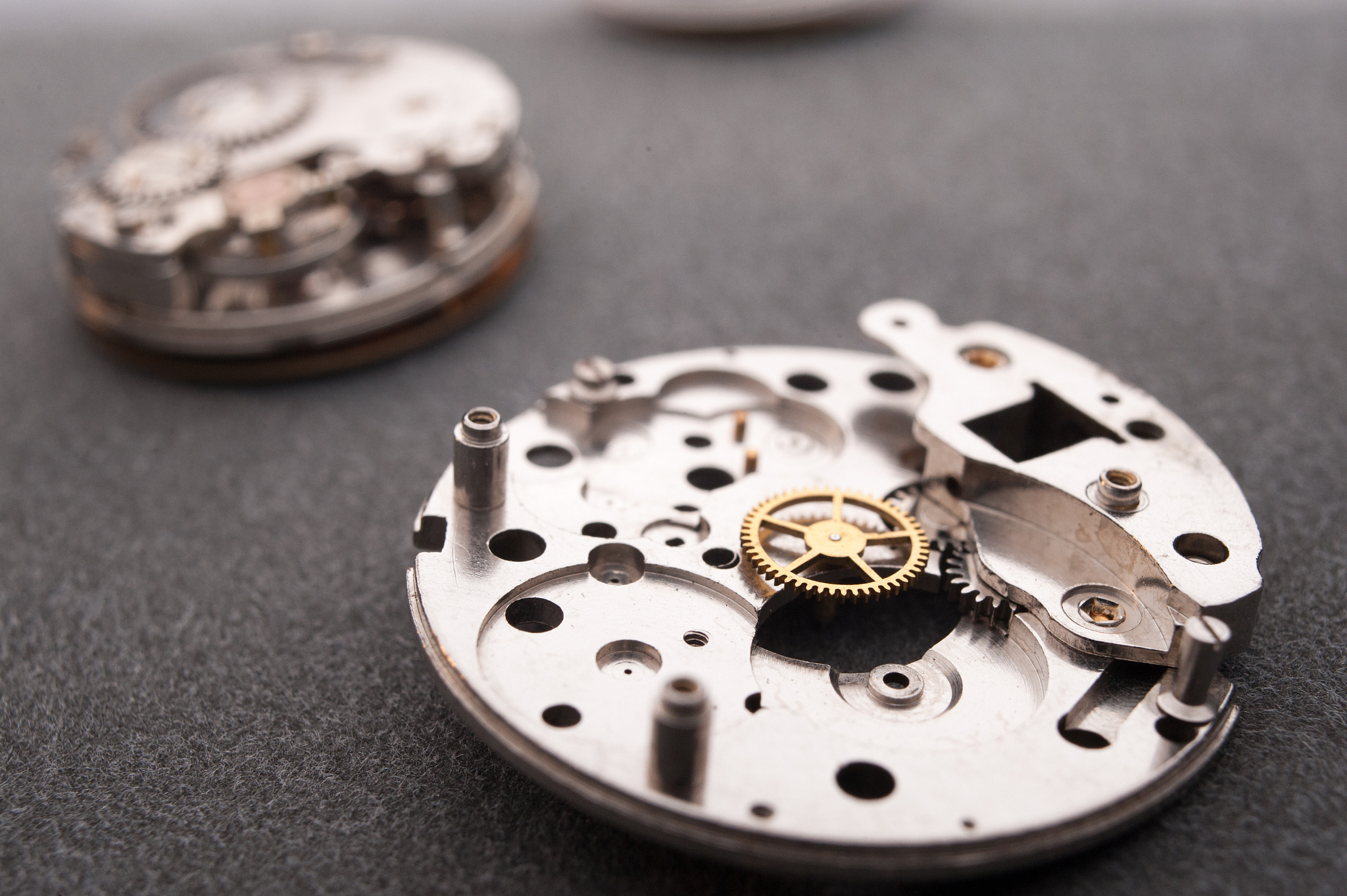 欧米茄8500 机芯日历快调时针为什么会动？