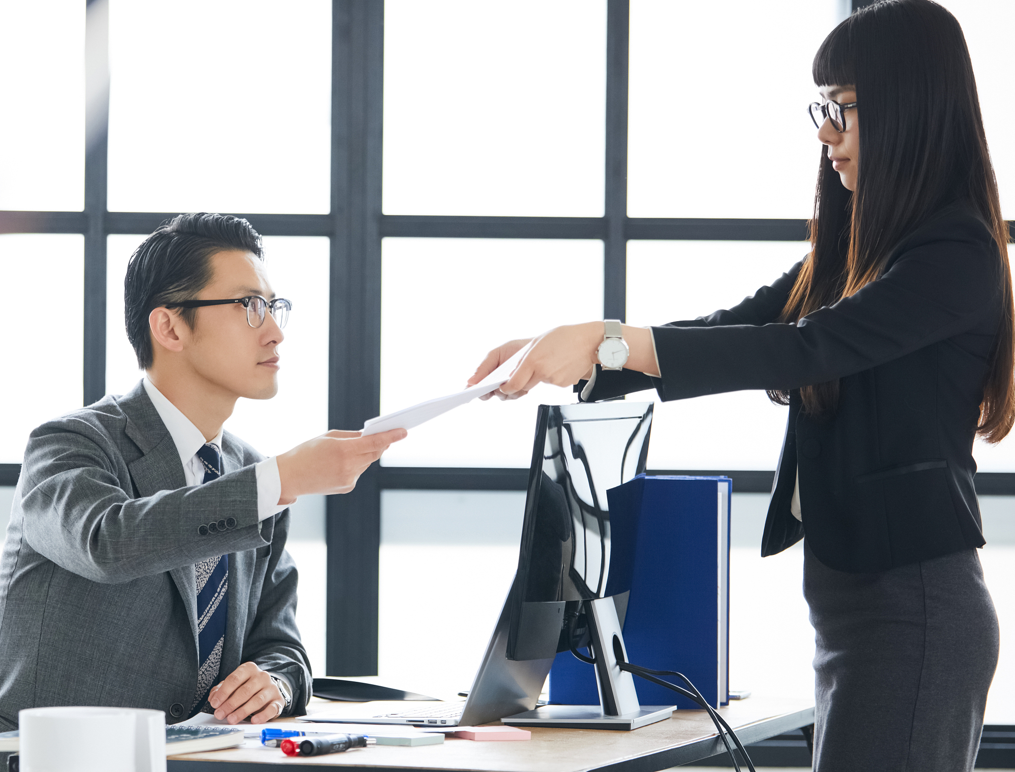 销售行业销售行业指的是以销售为主要业务活动的行业。这个行业的特点是面向消费者或客户进行销售通过不同的渠道和销售技巧来实现销售目标。销售行业包括各种类型的企业和组织包括零售商、批发商、经销商、销售代理商等等。对于销售行业从业者来说需要具备良好的沟通能力、销售技巧和市场洞察力以及坚定的决心和毅力才能在激烈的市场竞争中获得成功。销售行业新入职怎么做入职演讲简单点年纪29岁没有销售经验