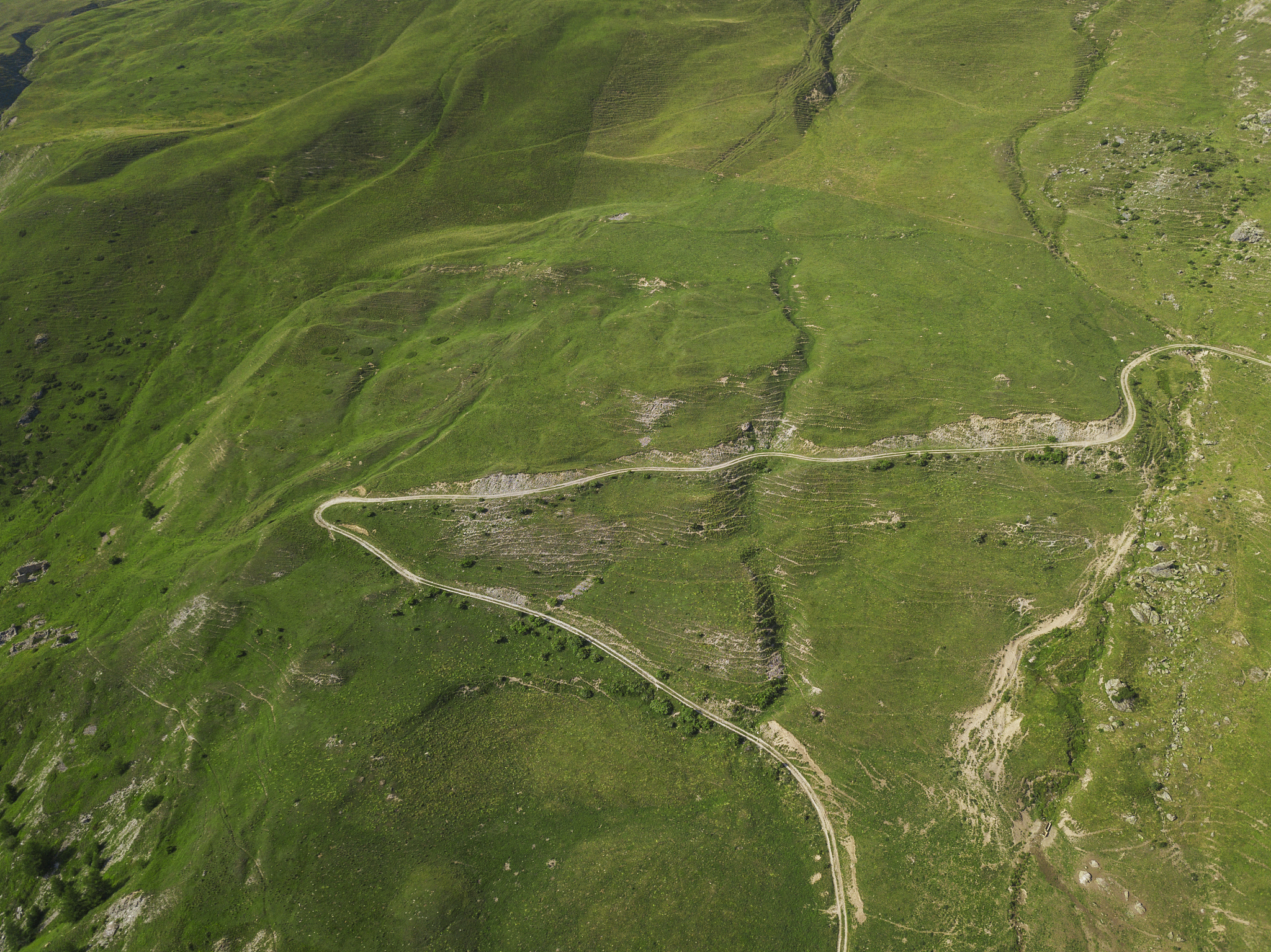 边境地区地理隐蔽性分析：地形、地貌与现代科技的博弈