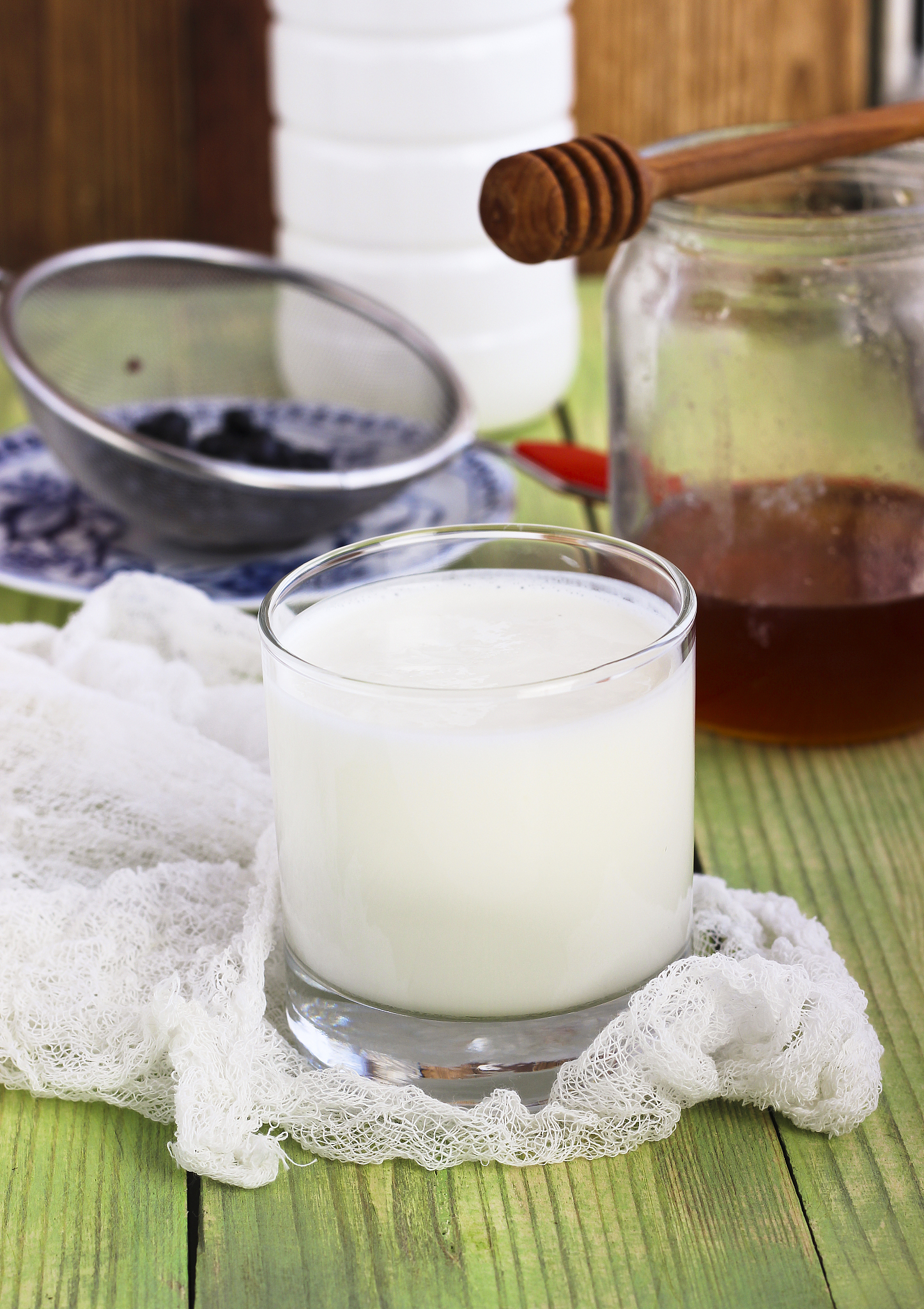 牛奶发酵成酸奶的最佳条件：温度、湿度、酸碱度和时间