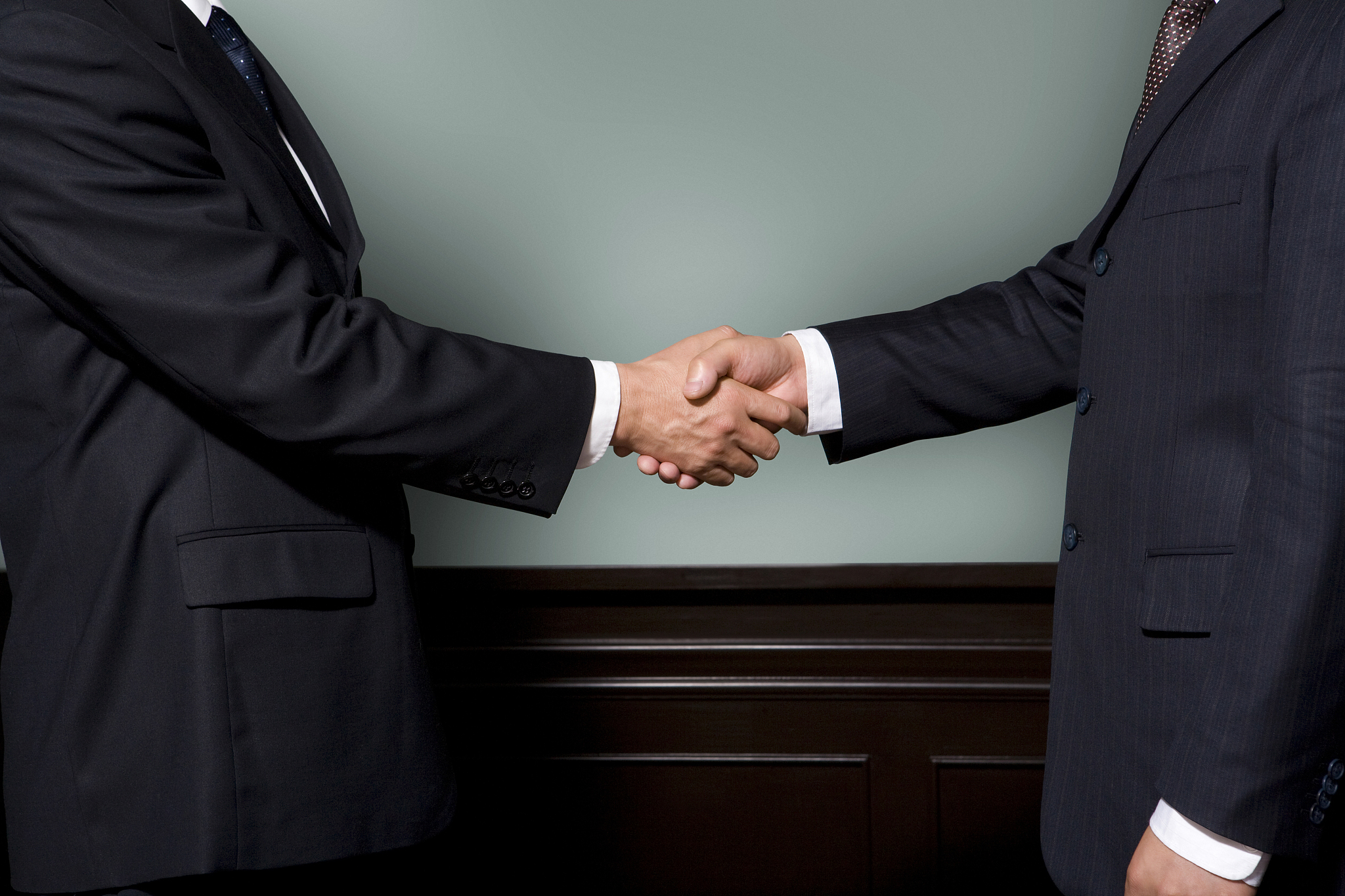 观看完握手礼仪、仪表礼仪、举止礼仪视频资料后的感想具体可以写这个礼仪的动 作要领、如何做到标准、如何学以致用、礼仪的重要性、怎么 带动身边人等等写