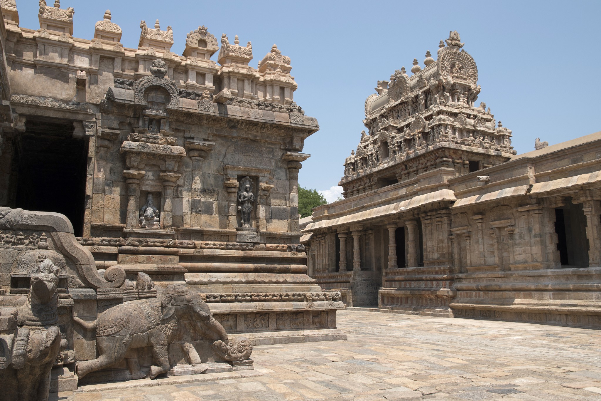 maha-mandapa on the left and entrance gopura on the right, airav