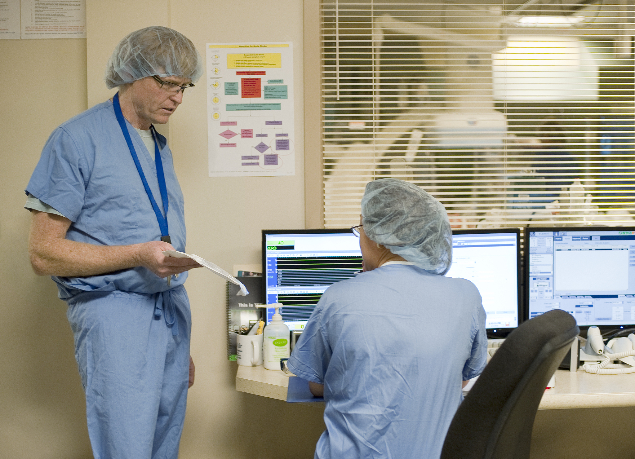 分点摘要结直肠癌是全球最常见的恶性肿瘤之一发病率逐年上升。直肠癌的预后较结肠癌差主要原因是其位置使得手术治疗更加困难。术前放化疗联合手术已成为直肠癌的标准治疗但存在肿瘤完全缓解率低和远处转移率高的问题。近年来研究尝试在传统化疗方案中加入奥沙利铂以获得更好的疗效。研究表明奥沙利铂能够增强放射治疗的敏感性并且FOLFOXIRI方案显示出更高的有效率。此外新辅助治疗mFOLFIRINOX联合放化疗也能够