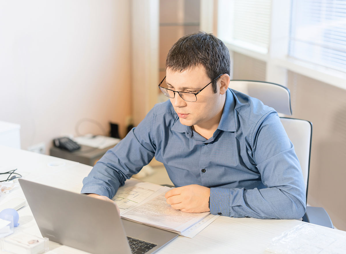 写一段文案赞扬一个老师。老师的相关信息如下：北大毕业同学们都叫他北大男神因为他备课很认真批改作业也十分仔细努力关注到每一位学生。