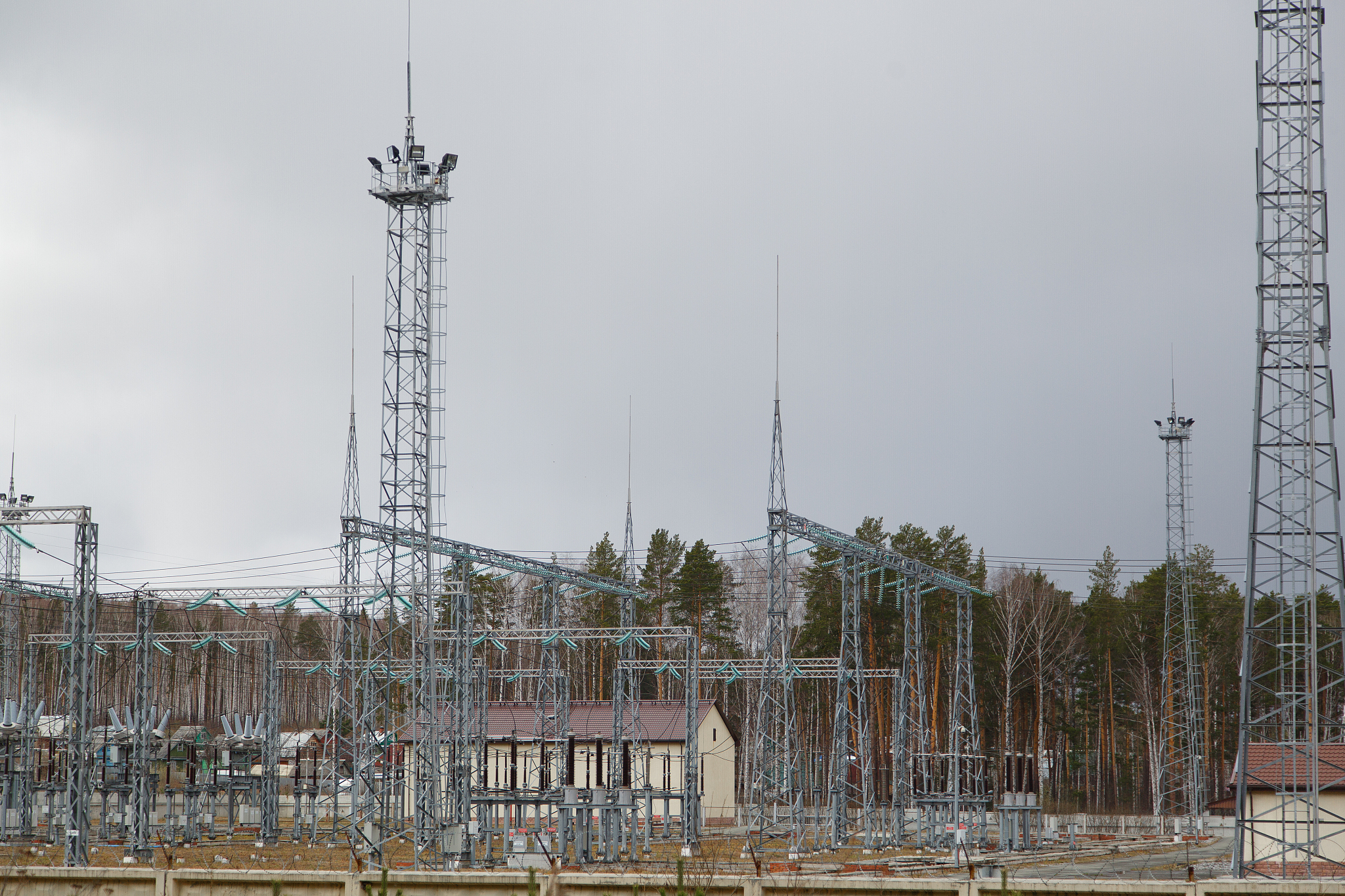 论述在一个大型的电力网络中存在着大量的大电流、大电流、高电压、高电压等复杂的负荷不少于500字。