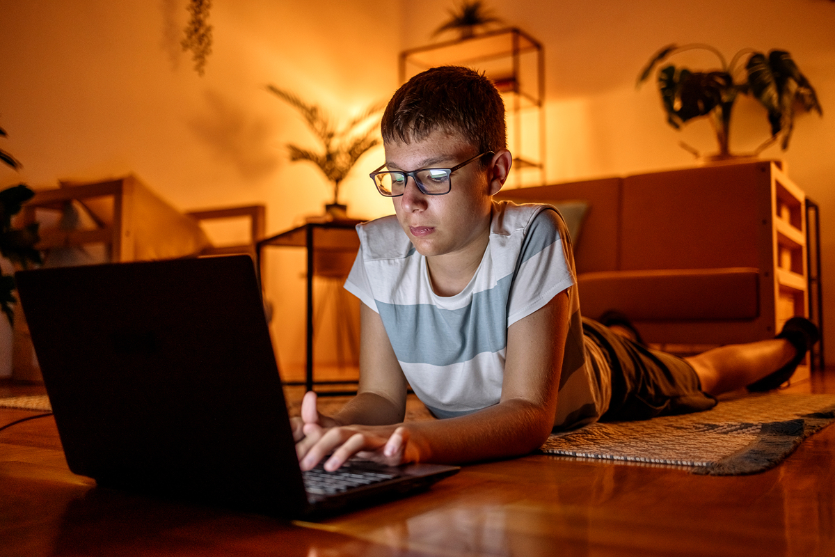 以为什么有男人三十好几了还在沉迷游戏的快乐？为题写一篇文章要求1200字左右重新编写标题