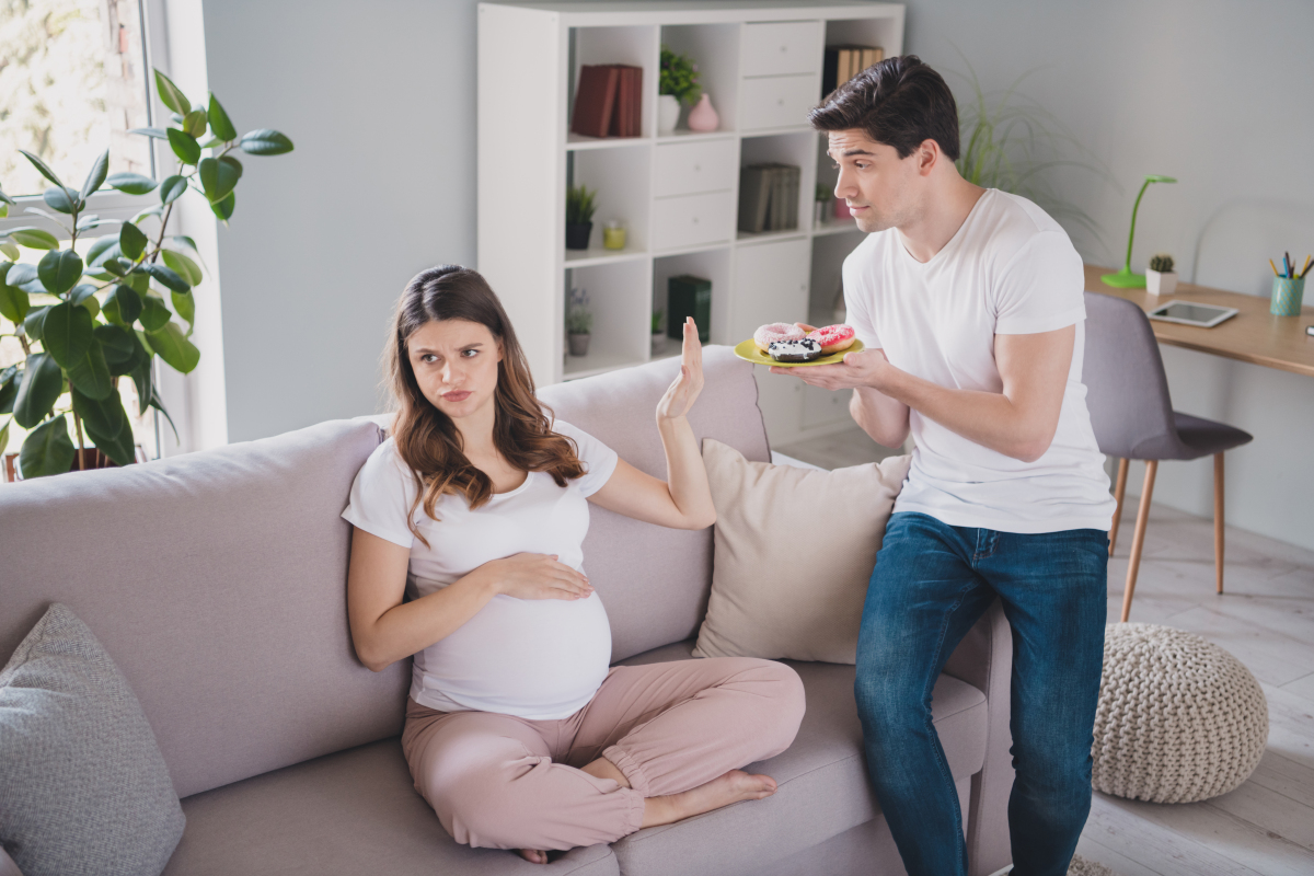 我叫小爱今年26岁做财务工作;我老公叫小王29岁是个业务员。我们结婚3年多了一直想要个孩子可是没有避孕也一直没怀上我们去看了许多医生吃了很多药也没用。我们认命了不再治了却在1年后意外怀上了孩子。 按照上面思路写一篇文章要求故事曲折结尾圆满