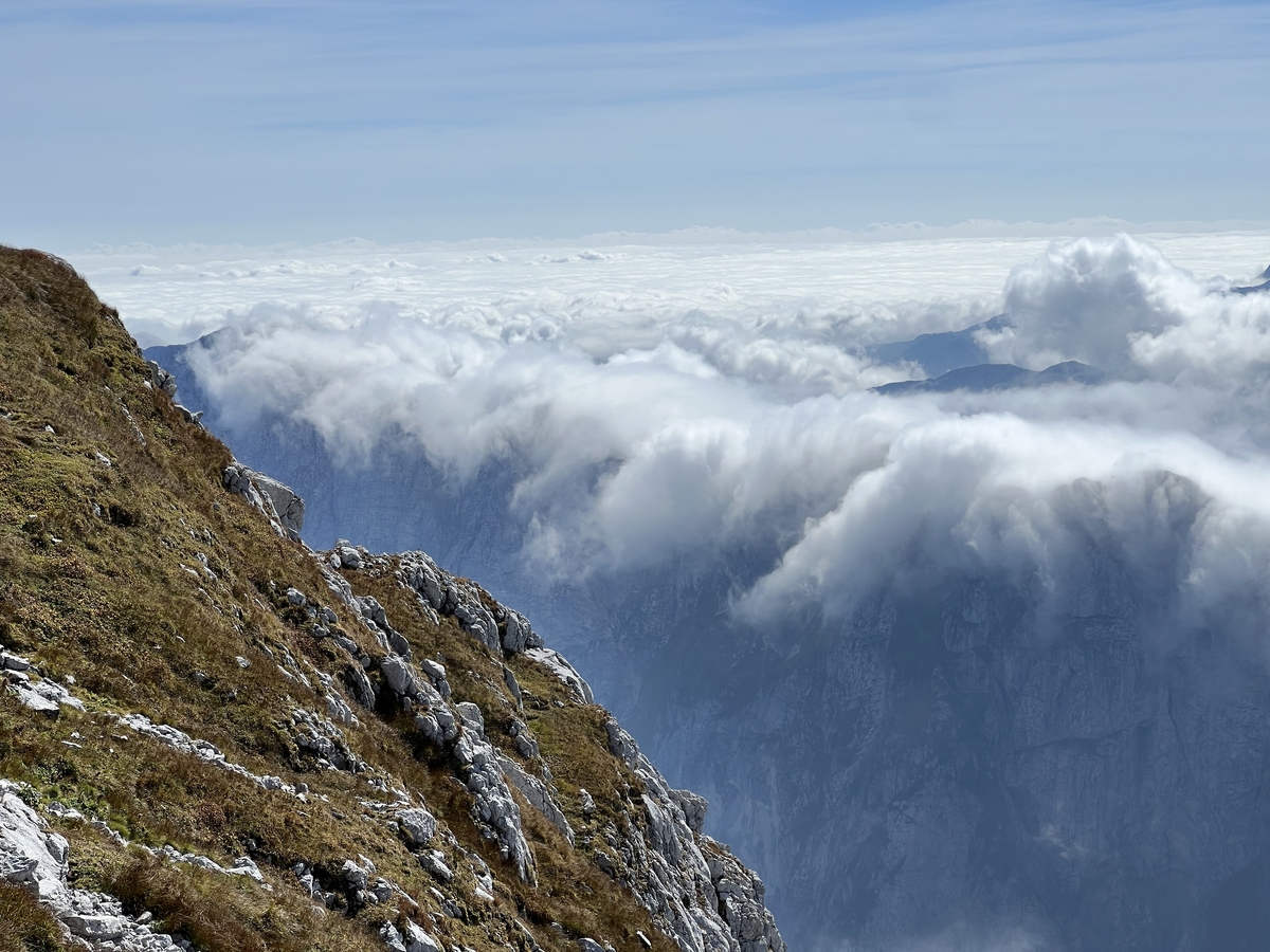 峨眉日朵雪峰：见证世间百态的绝佳视角