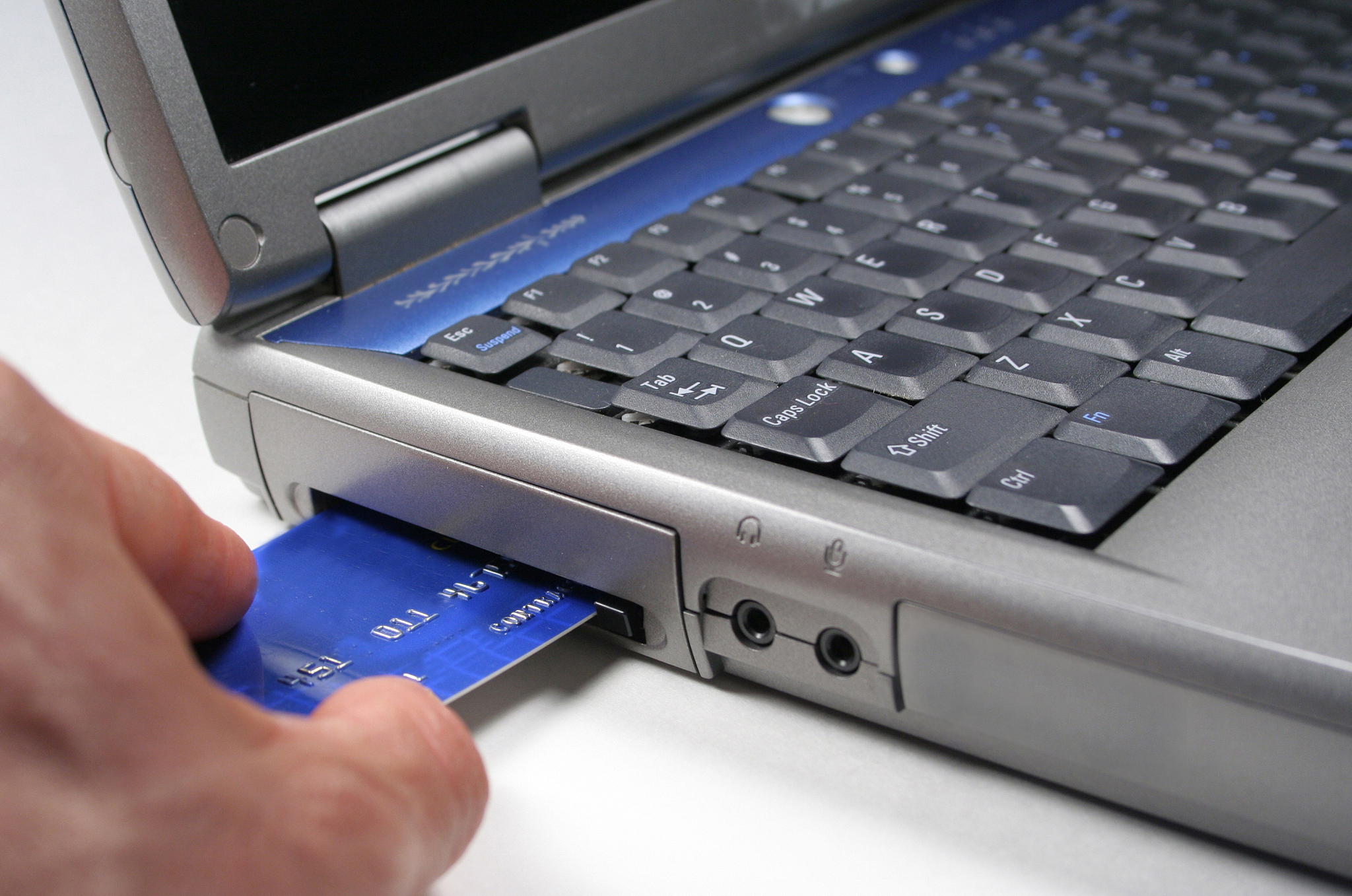 Dell Latitude E6530笔记本电脑的相机是黑白的吗