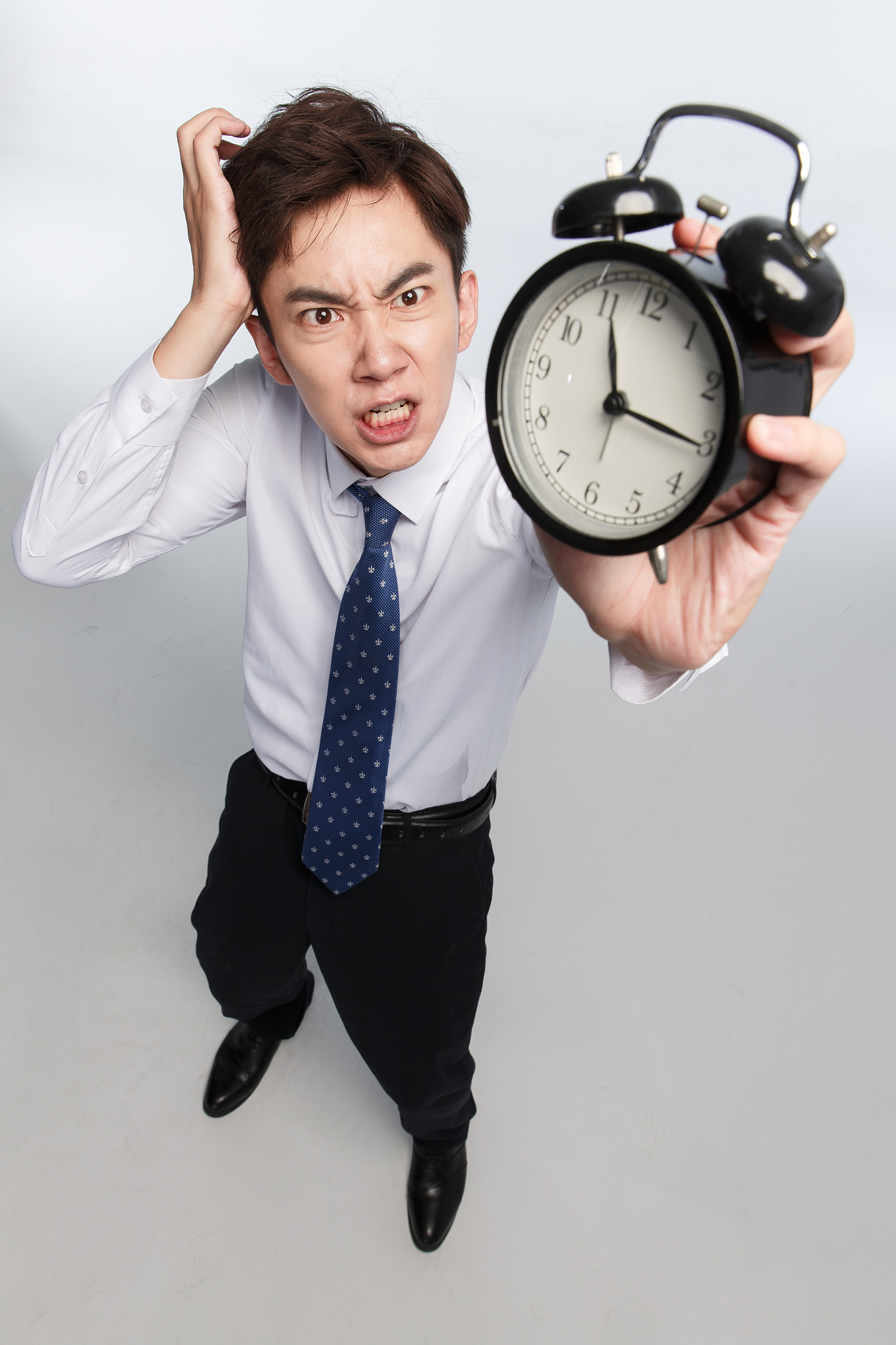 商务青年男人拿着闹钟