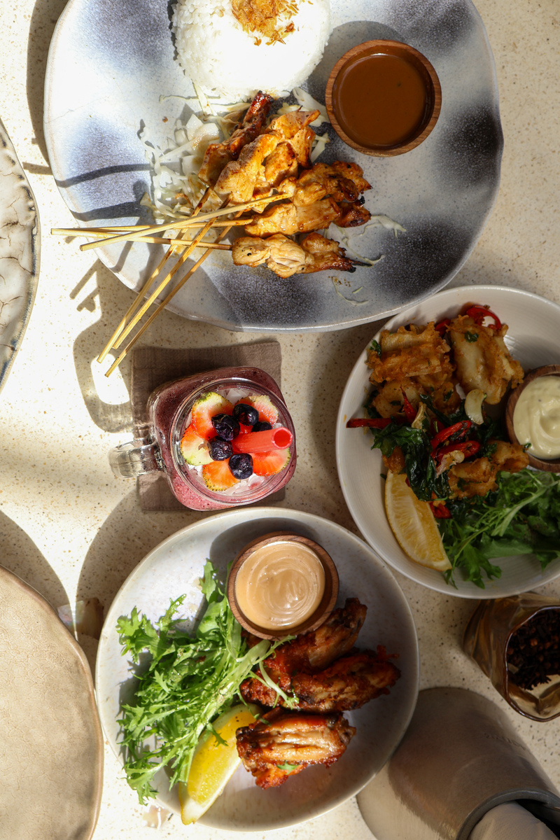 向外国朋友讲一讲上海的四喜烤麸。包括菜的准备烹饪的步骤并且对菜肴的形状和说明等内涵进行分析