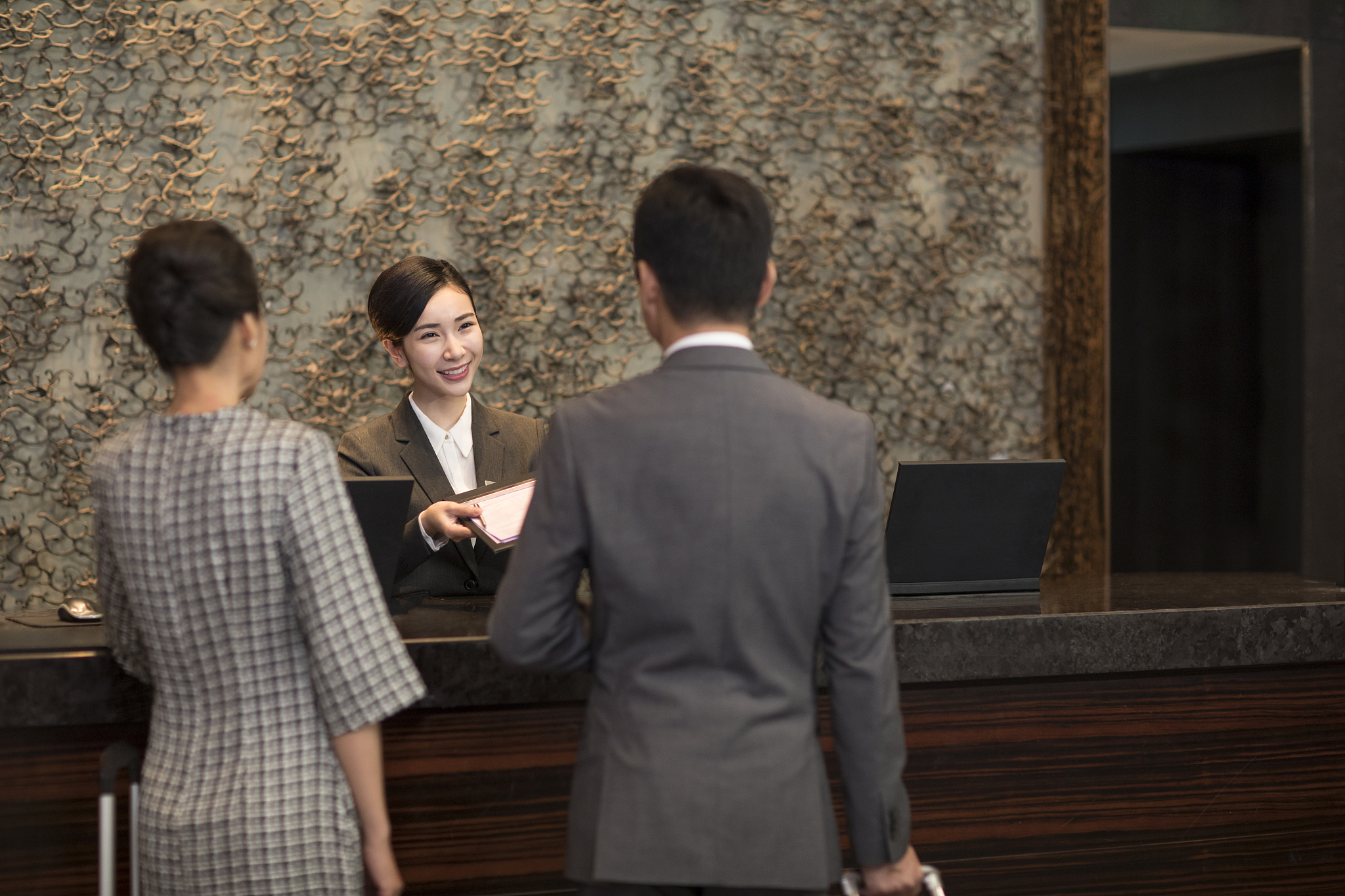 酒店工作注意事项：小心眼耳，管好自己！