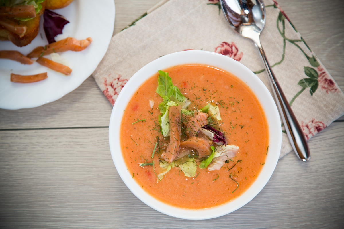 请根据以下模板写一份相似的文案使其更有画面感食欲感更加诱惑力文字数量大致相同：夏天快到了为了穿上这个美美的小裙子那么这个汤您一定要收好我媳妇每晚都喝它低卡又好喝下入2块钱的配菜煮90秒再放入一包调配好的黑椒酸辣汤调料其它的油盐酱醋都不用放酸辣又过瘾鲜香可口特别适合夏天！！做法简单姐妹们赶紧点个赞收藏起来试试吧