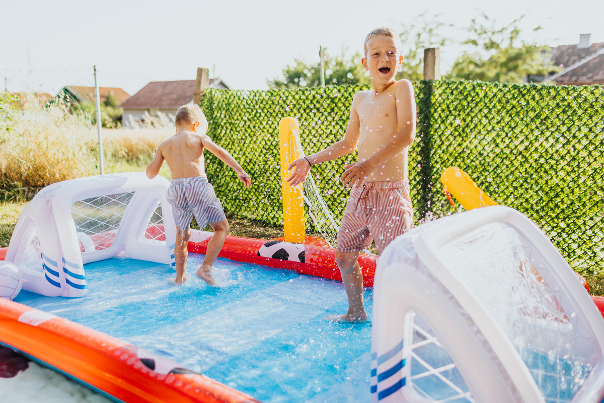 Overcoming Fear: How a Kindergarten Swimming Class Helped Lucas Discover the Joy of Water