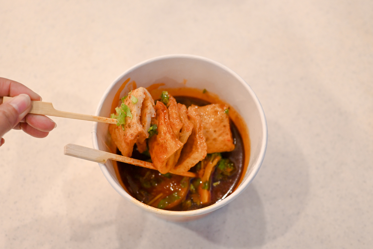 阿椒阿俏主推牛油、麻辣、干拌味型冒菜以地道的成都风味为特色加以传统工艺熬制的高汤口味丰富麻辣鲜香营养全面。常规的冒菜及火锅过于辛辣大部分人可能无法接受为了适应全国大部分人的味蕾阿椒阿俏经过改良突出鲜香辣度柔和油料底料分离在保证操作简单的同时又保证了每一碗鲜香麻辣均衡。同时阿椒阿俏也推出了独具特色的拌酱口味给顾客多种口味的体验。在产品上阿椒阿俏以品质为基础打造极致性价比。由于近几年的现实状况的变化顾