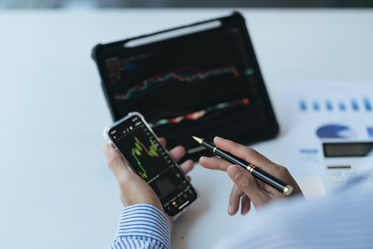 我们需要注意的是我们对比赛结果的关心使我们不能专注于比赛过程。这也是交易者面临的共性问题有时候当他想加大交易量时他就焦虑了；有时候交易者的资金曲线回撤了交易者害怕亏钱结果交易时真的亏钱了；交易者迫切想赚钱时他可能会急于兑现利润本来可以赚的更多焦虑导致他总是怀疑自己表现不佳。 妙趣横生文笔流畅辞藻华丽2000字