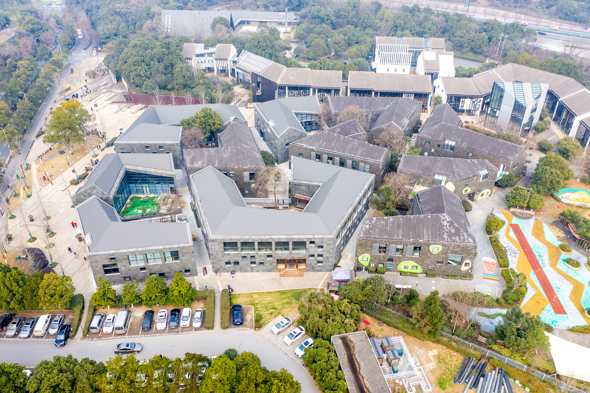 扩展一下到1000字：文化创意产业发展不够成熟