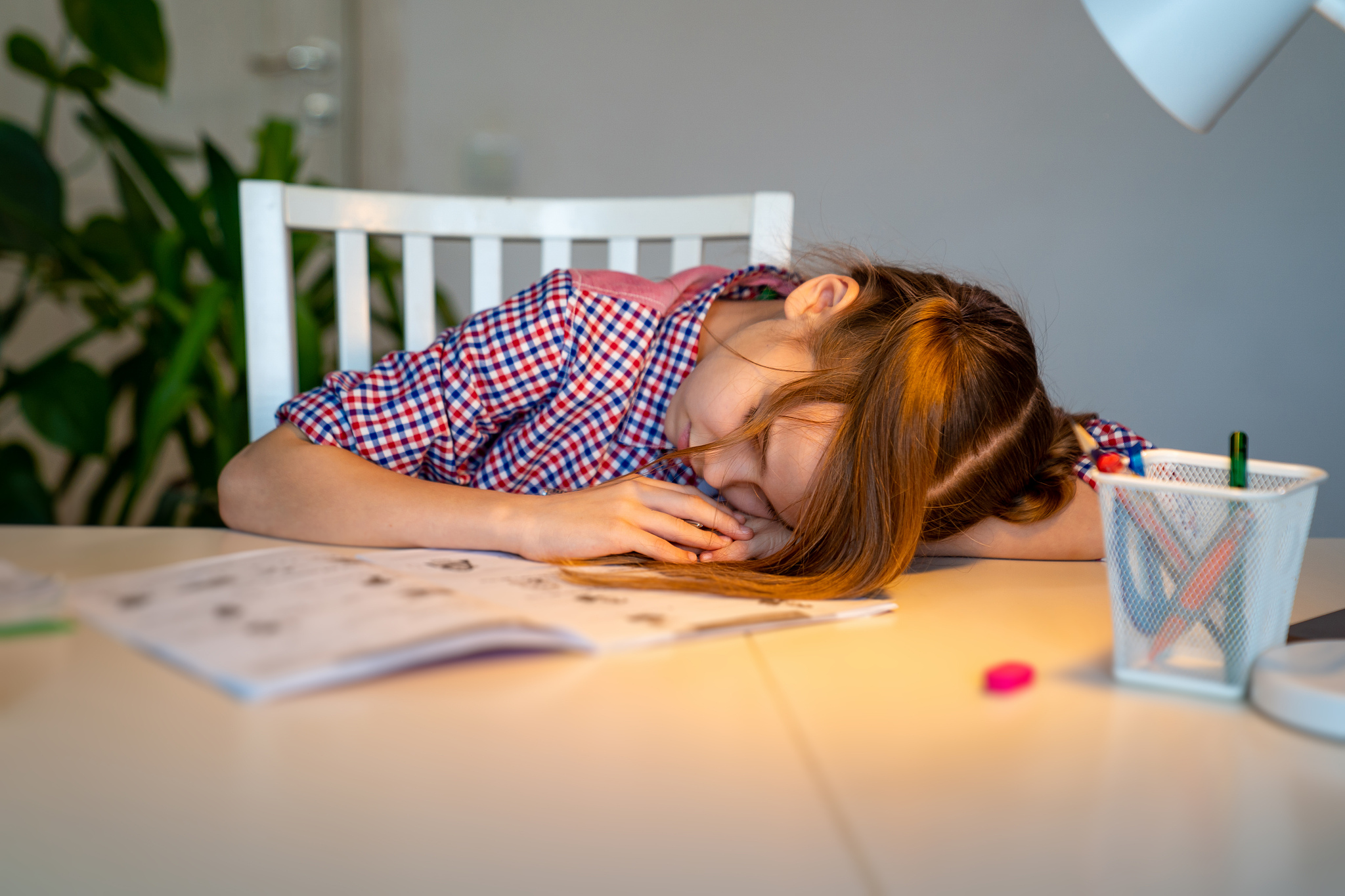 趴着午睡压眼睛视力模糊？科学解释告诉你原因！