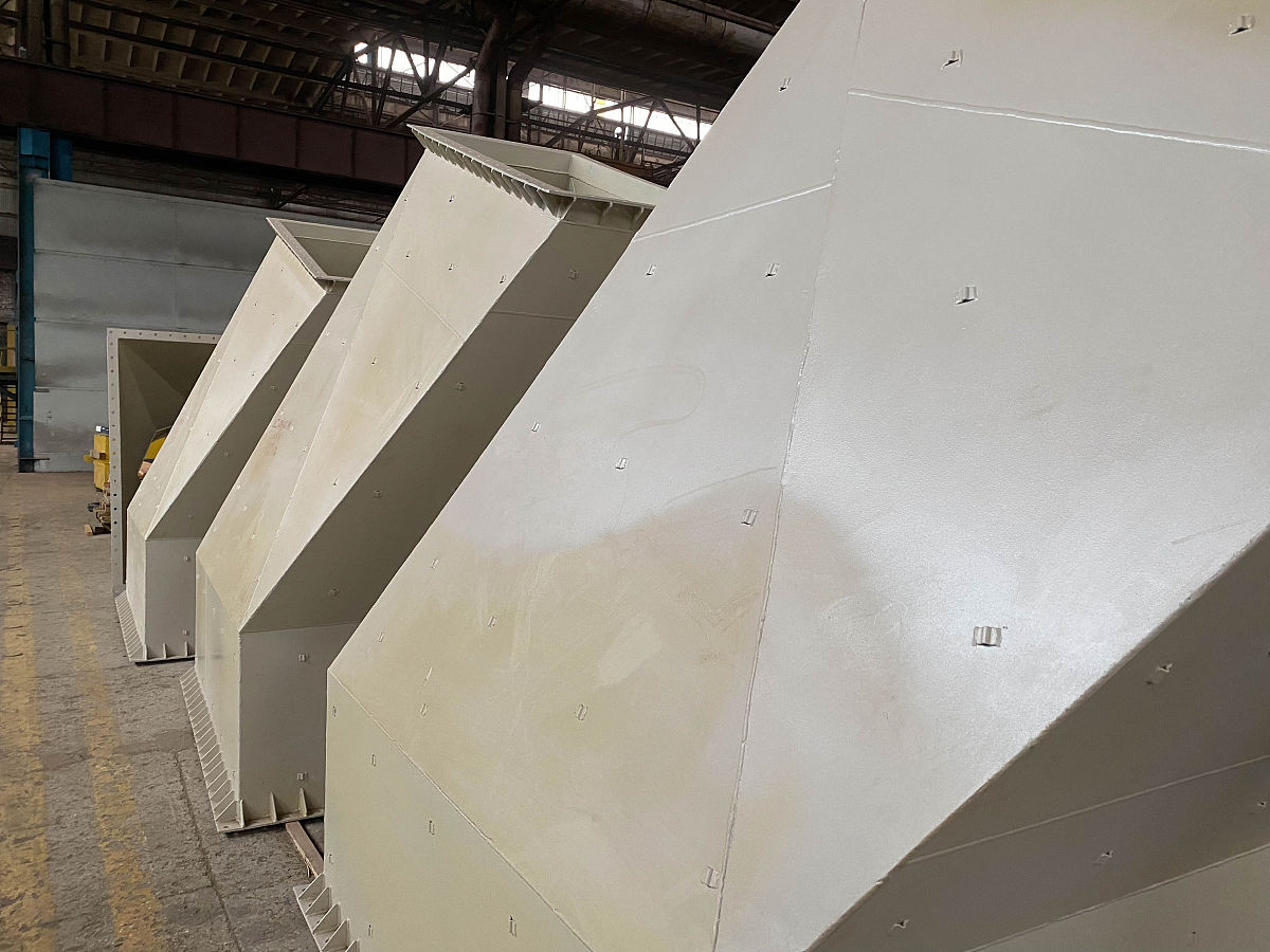 写一篇不少于500词的puf墙板在预制钢仓库的应用的文章