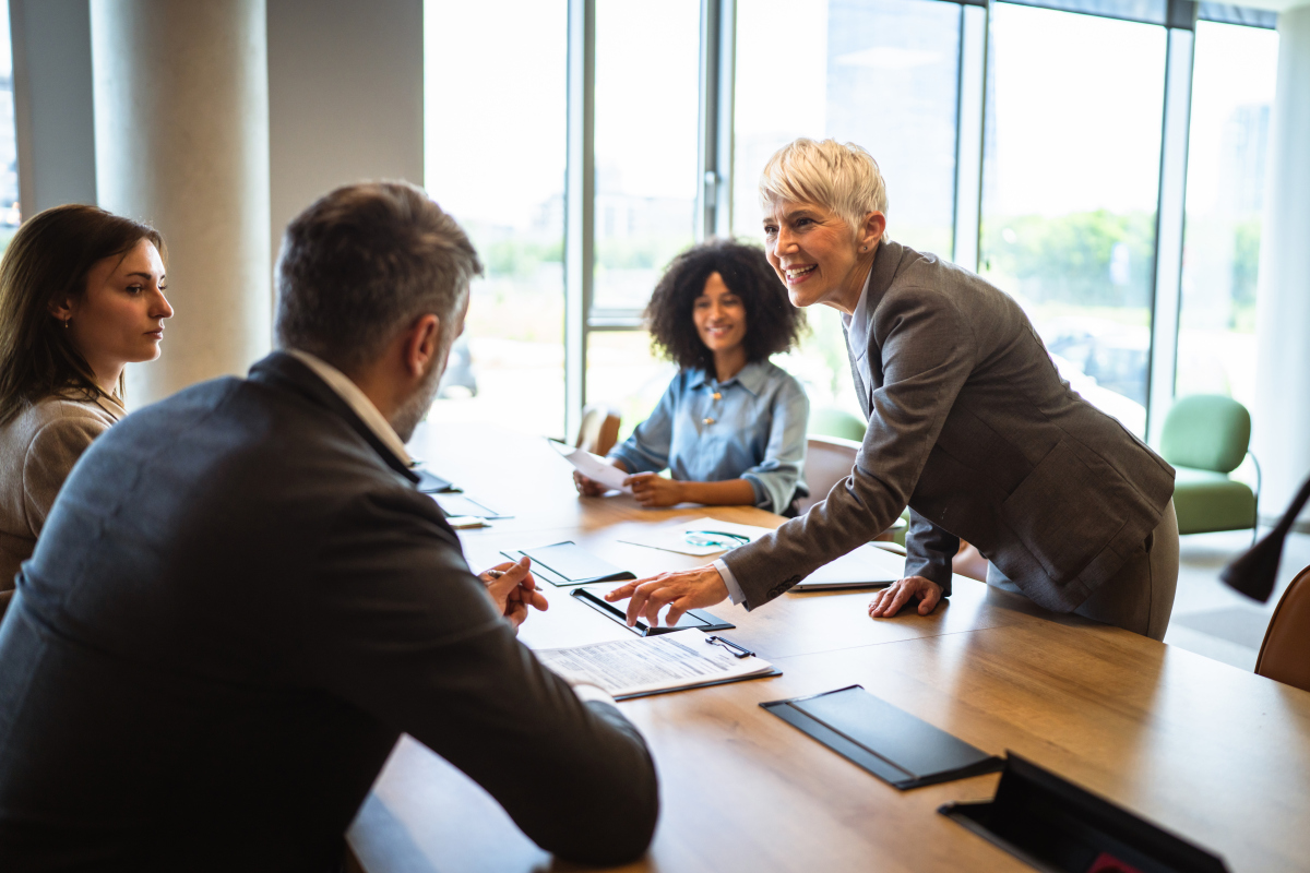 根据以下信息给予我一篇英文文章多用些好词Describe a time when you missed or were late foran important meetingeventYou should sayWhen it happenedWhat happenedWhy you missedwere late for itAnd explain how you felt about thi