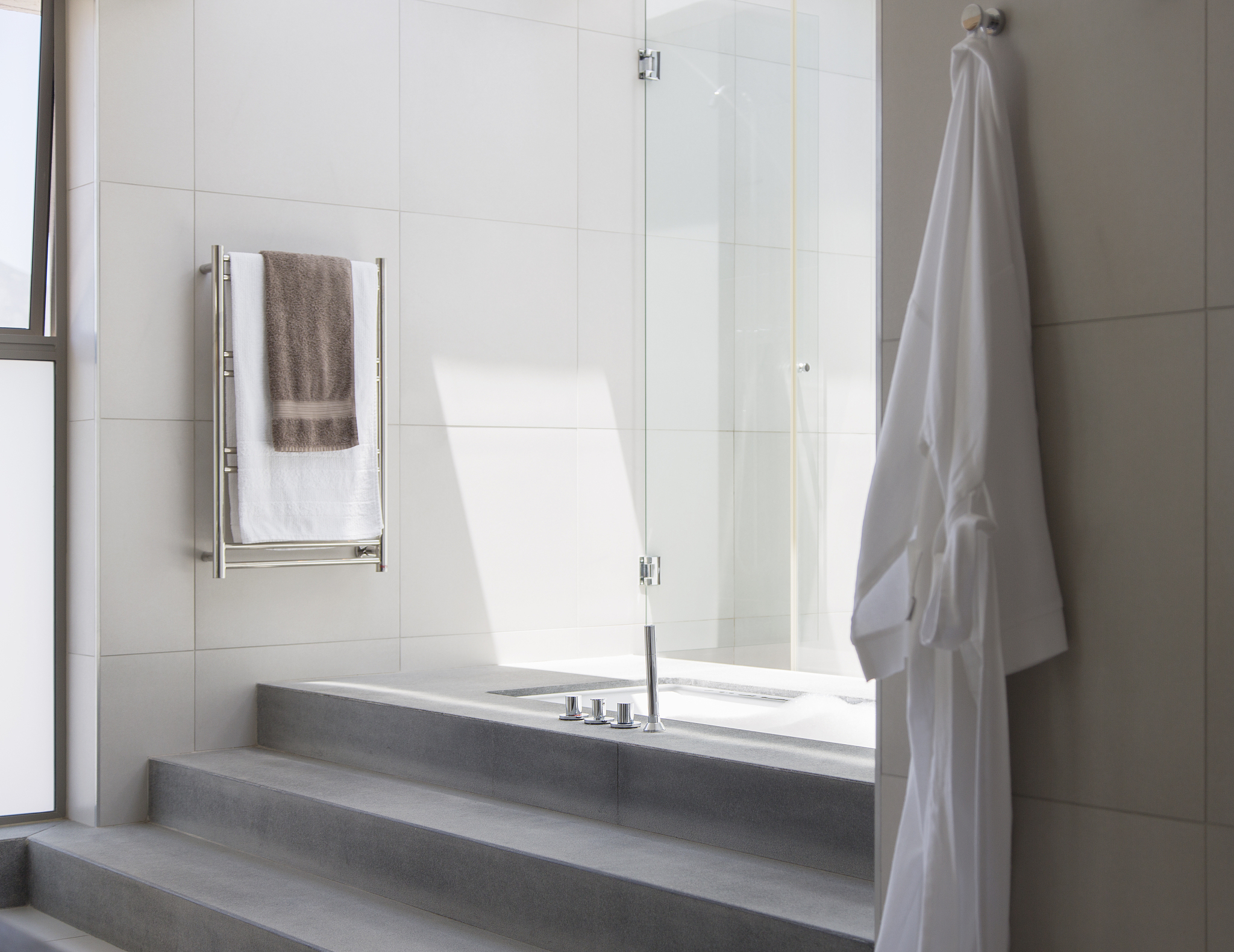 🥇【EXCLUSIVE STRUCTURE】The unique Patented Acrylic Diffuser Light Cover Design of this bathroom led mirror increase 60 of the light output give the brightest & even light emission and bring 95+ high c